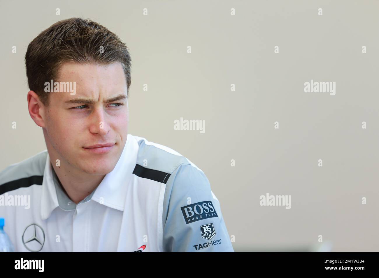 Belgischer Stoffel Vandoorne am ersten Tag der Formel-1-Testsitzungen am Dienstag, den 08. April 2014 in Sakhir, Bahrain. Der belgische Fahrer Stoffel Vandoorne sollte morgen für McLaren testen, aber der dänische Kevin Magnussen wird stattdessen fahren. Stockfoto