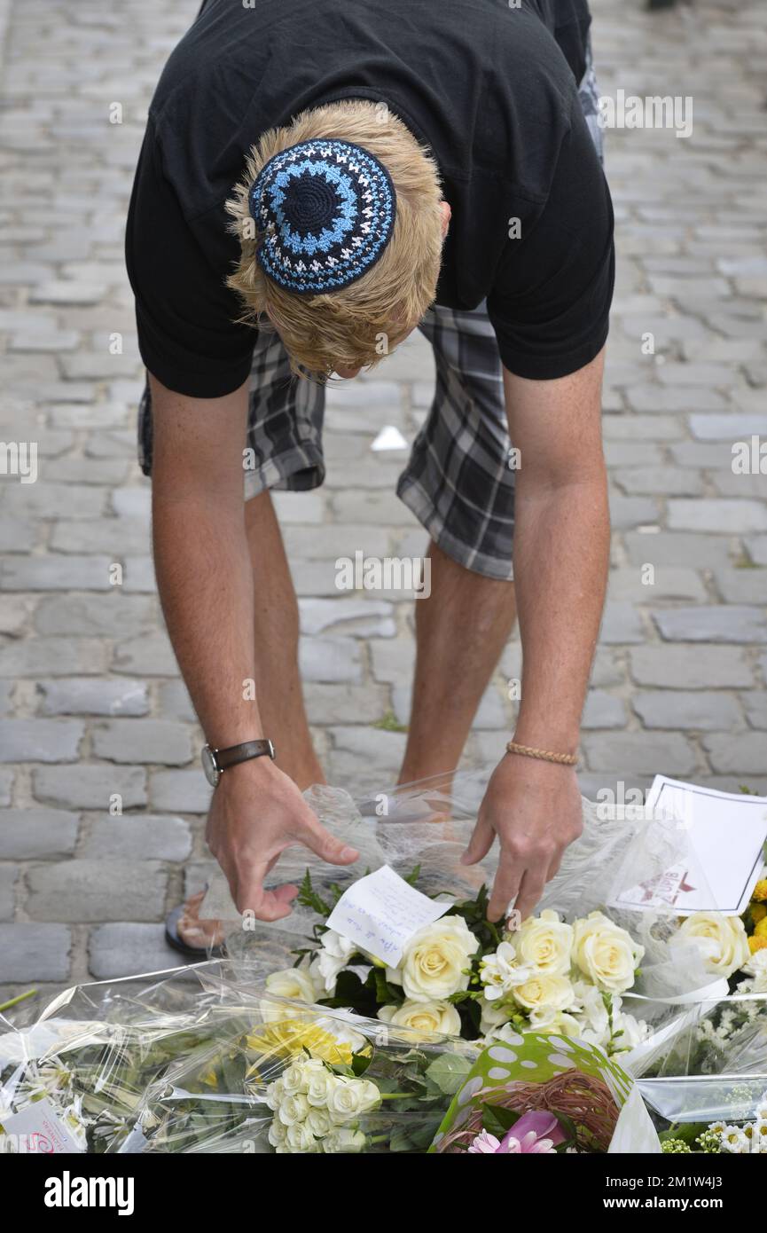 20140525 – BRÜSSEL, BELGIEN: Das Bild zeigt einen Mann, der am Tag nach den Morden im Jüdischen Museum in Brüssel am Sonntag, dem 25. Mai 2014, Blumen bringt. Vier Menschen wurden als tot gemeldet. Die Polizei sucht immer noch nach dem Schützen. Zwei der Opfer sind israelische Touristen, die zwei anderen Opfer arbeiteten im Museum. Stockfoto