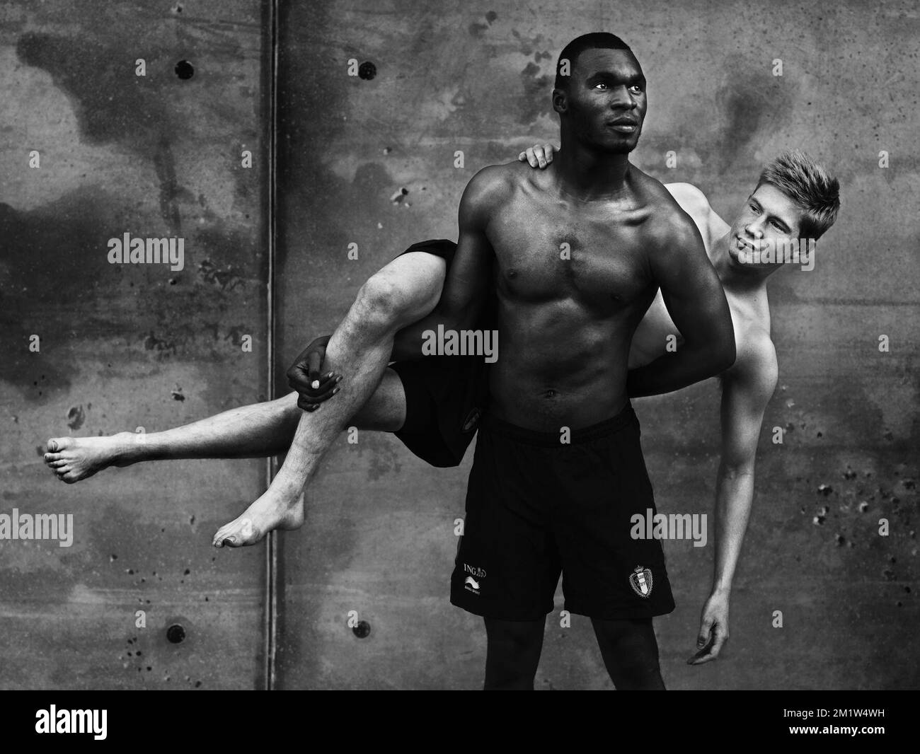 NUR REDAKTIONELLE VERWENDUNG. Ein Porträt von Christian Benteke und Kevin De Bruyne, das Teil der Fotoausstellung von Stephan Vanfleteren namens „Les Diables - De Duivels“ über die belgische Nationalmannschaft Red Devils ist, die am Donnerstag, den 05. Juni 2014, im Museumsraum in der Botanik stattfindet. Die Ausstellung dauert vom 06. Juni bis 17. August. Stockfoto