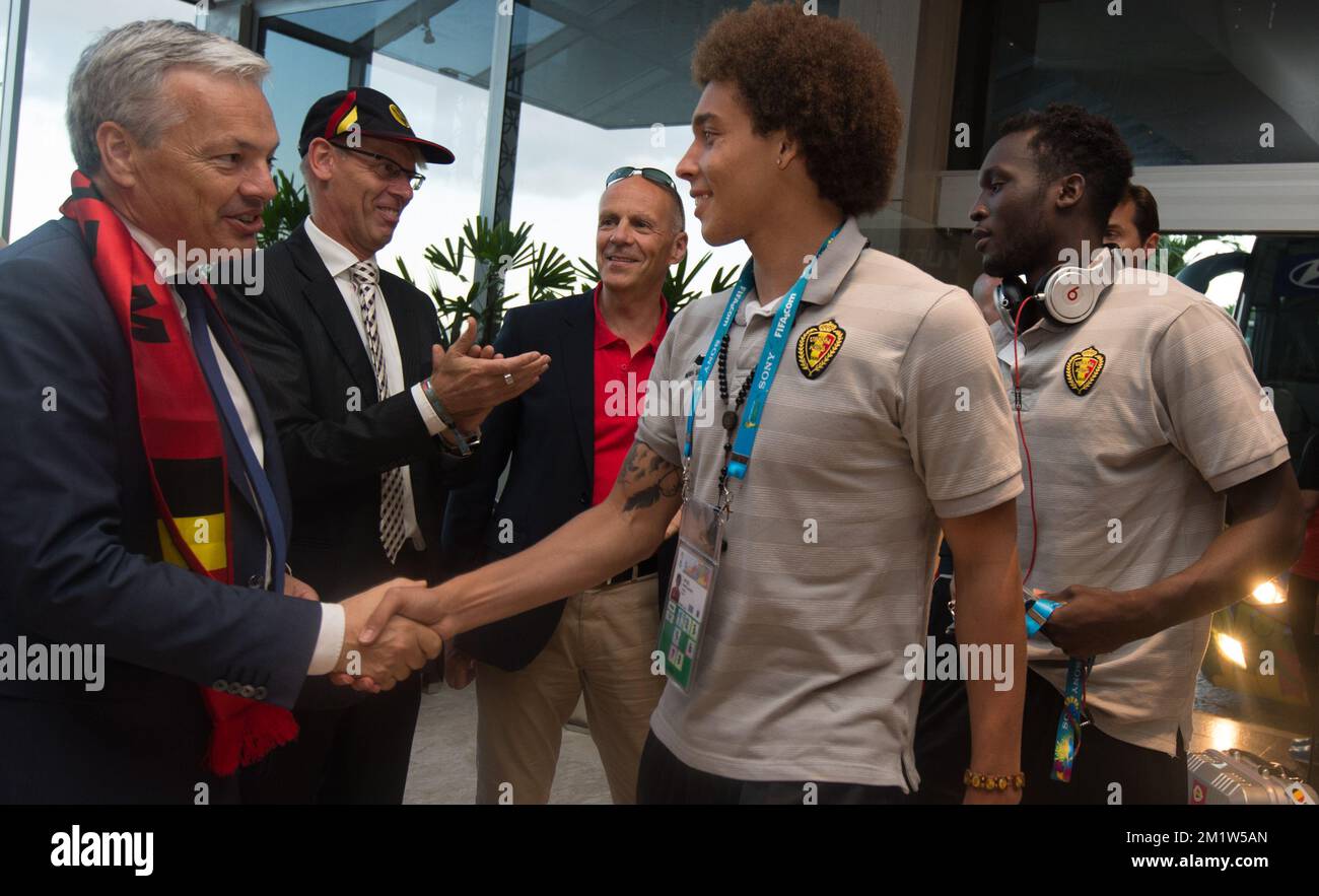 Scheidender Vizepräsident und Außenminister Didier Reynders, belgischer Botschafter in Brasilien Jozef Smets, unidentifiziert, Belgiens Axel Witsel und Belgiens Romelu Lukaku, als königliches Paar mit belgischem Team zusammentreffen, Red Devils gewann ihr zweites Spiel über Russland, um sich für 1/8 Finals zu qualifizieren, in Rio de Janeiro, Brasilien, Bei der FIFA-Weltmeisterschaft 2014, Sonntag, den 22. Juni 2014. Stockfoto