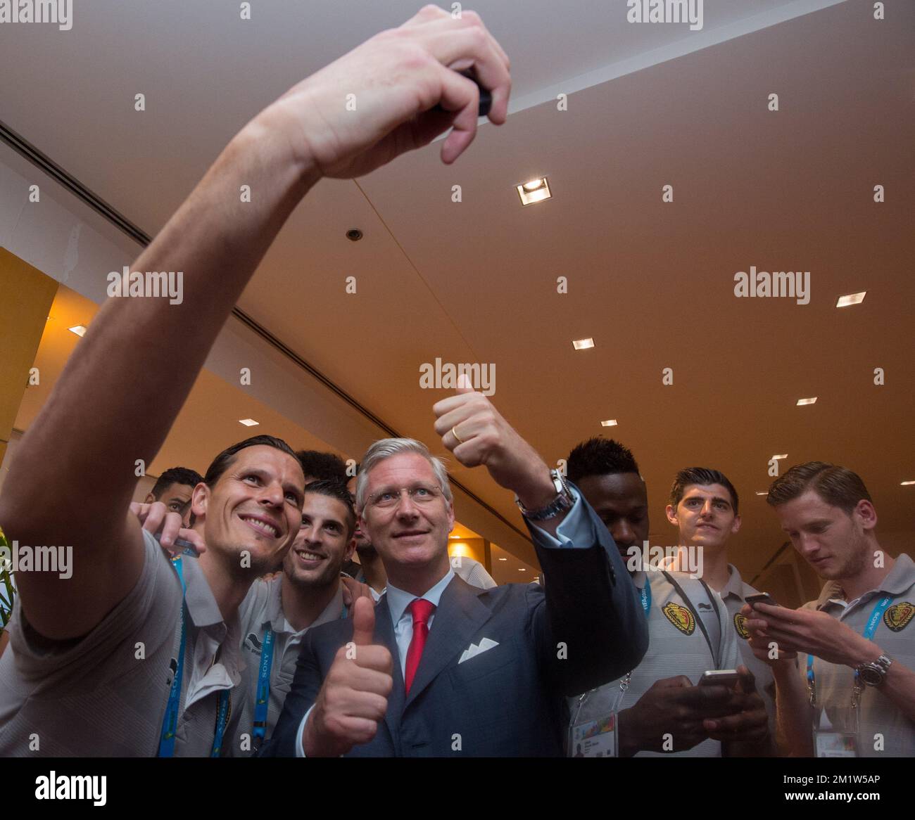 L-R, Daniel Van Buyten in Belgien, Kevin Mirallas in Belgien, König Philippe - Filip in Belgien, Divock Origi in Belgien, Torwart Thibaut Courtois in Belgien und Jan Vertonghen in Belgien, das königliche Paar trifft belgisches Team Red Devils gewann ihr zweites Spiel über Russland, um sich für 1/8 Finals zu qualifizieren, in Rio de Janeiro, Brasilien, Bei der FIFA-Weltmeisterschaft 2014, Sonntag, den 22. Juni 2014 Stockfoto