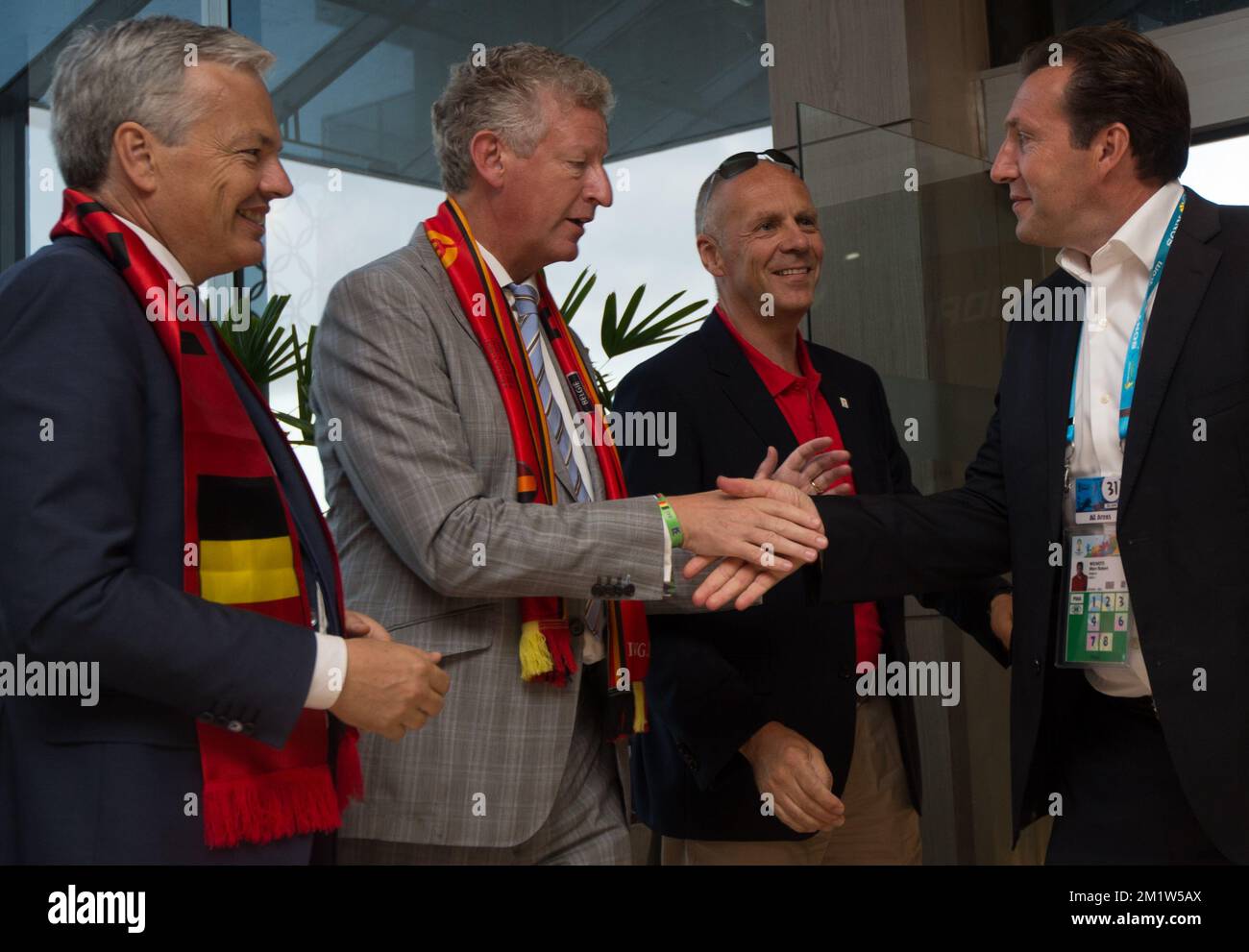 Der scheidende Vizepräsident und Außenminister Didier Reynders, der scheidende Vizeminister und Verteidigungsminister Pieter De Crem, nicht identifiziert und Belgiens Cheftrainer Marc Wilmots, der als königliches Paar mit belgischem Team zusammentrifft, hat das zweite Spiel gegen Russland gewonnen, um sich für 1/8 Finals zu qualifizieren, in Rio de Janeiro, Brasilien, Bei der FIFA-Weltmeisterschaft 2014, Sonntag, den 22. Juni 2014 Stockfoto