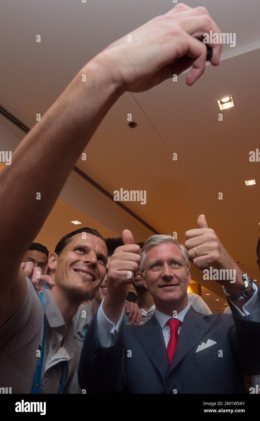 Der belgische Daniel Van Buytenmacht ein Selfie mit König Philippe – Filip von Belgien als königliches Paar und belgisches Team Red Devils gewannen ihr zweites Spiel über Russland, um sich für 1/8 Finals zu qualifizieren, in Rio de Janeiro, Brasilien, bei der FIFA-Weltmeisterschaft 2014, Sonntag, den 22. Juni 2014 Stockfoto