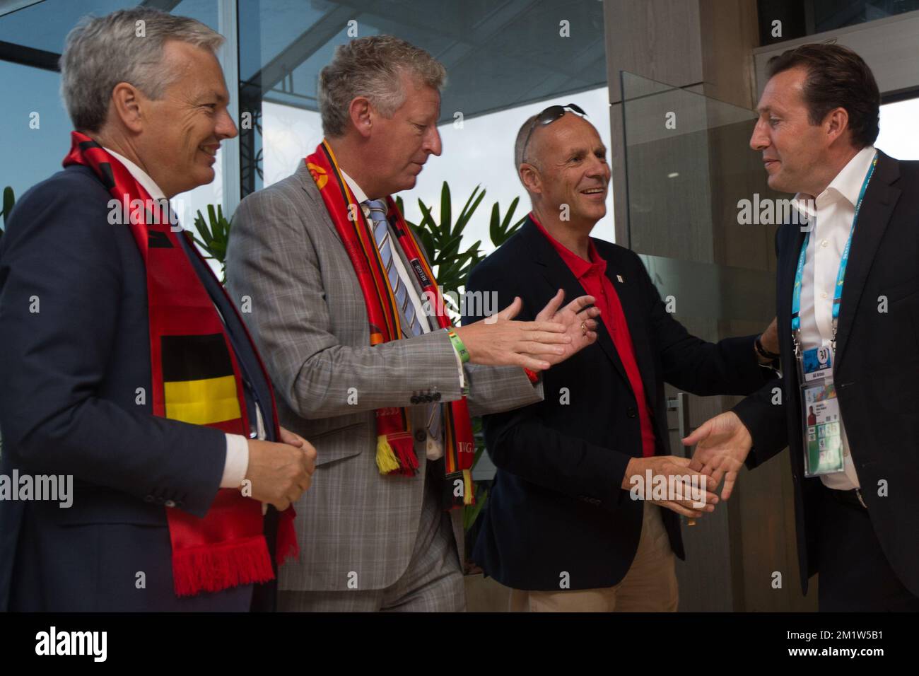 Der scheidende Vizepräsident und Außenminister Didier Reynders, der scheidende Vizeminister und Verteidigungsminister Pieter De Crem, nicht identifiziert und Belgiens Cheftrainer Marc Wilmots, der als königliches Paar mit belgischem Team zusammentrifft, hat das zweite Spiel gegen Russland gewonnen, um sich für 1/8 Finals zu qualifizieren, in Rio de Janeiro, Brasilien, Bei der FIFA-Weltmeisterschaft 2014, Sonntag, den 22. Juni 2014. Stockfoto