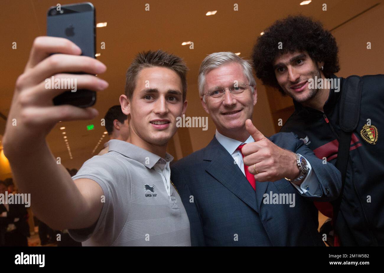 Adnan Januzaj aus Belgien macht ein Selfie mit König Philippe - Filip aus Belgien und Marouane Fellaini aus Belgien, während das königliche Paar mit dem belgischen Team zusammentrifft. Red Devils gewann bei der FIFA-Weltmeisterschaft 2014 in Rio de Janeiro, Brasilien, ihr zweites Spiel über Russland, um sich für 1/8 Finals zu qualifizieren. Sonntag, 22. Juni 2014 Stockfoto