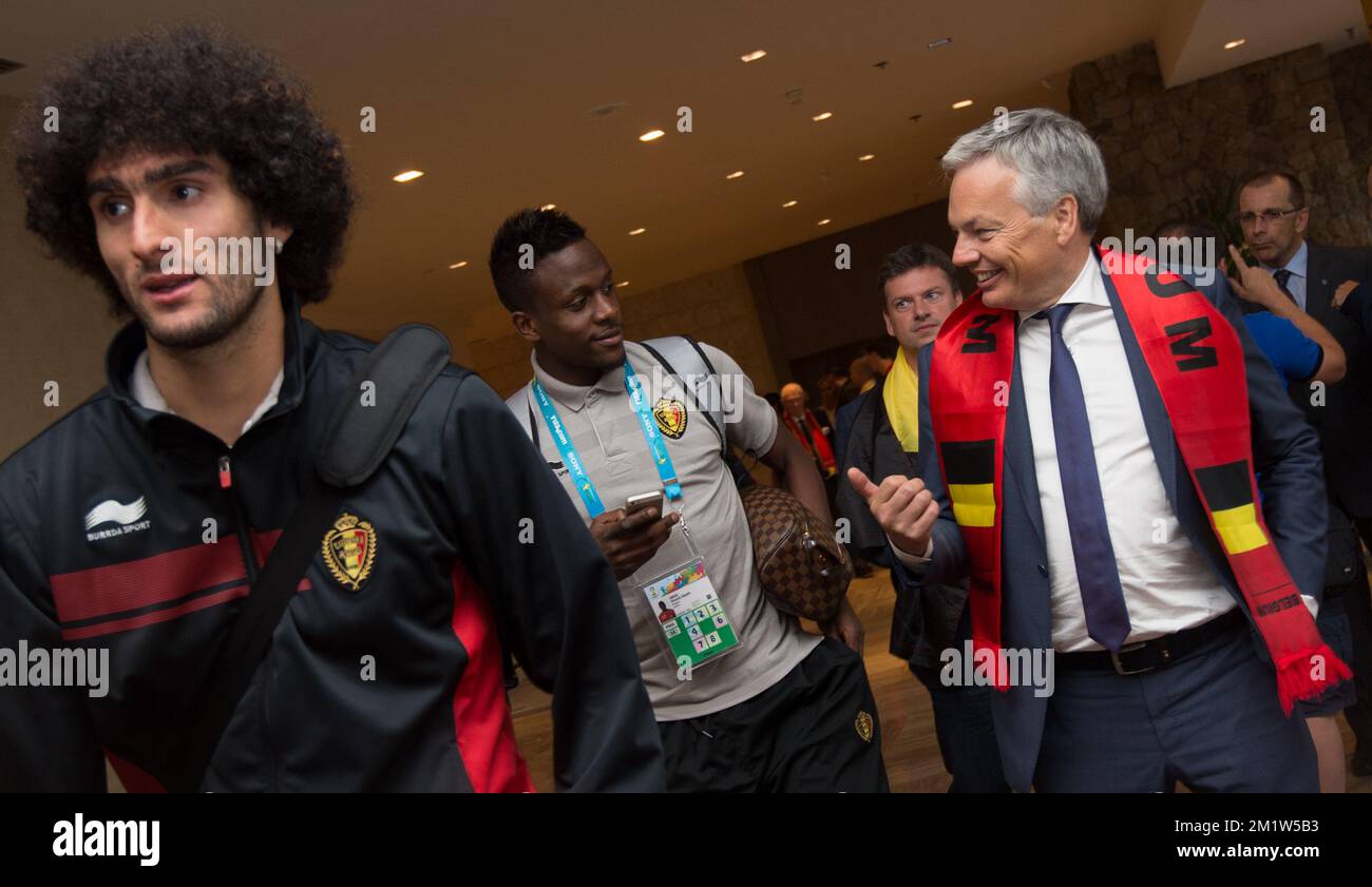Marouane Fellaini aus Belgien, Divock Origi aus Belgien und der scheidende Vizepremierminister und Außenminister Didier Reynders bildeten sich als königliches Paar mit belgischem Team Red Devils, das ihr zweites Spiel über Russland gewann, um sich für 1/8 Finals zu qualifizieren, in Rio de Janeiro, Brasilien, bei der FIFA-Weltmeisterschaft 2014, Sonntag, den 22. Juni 2014. Stockfoto