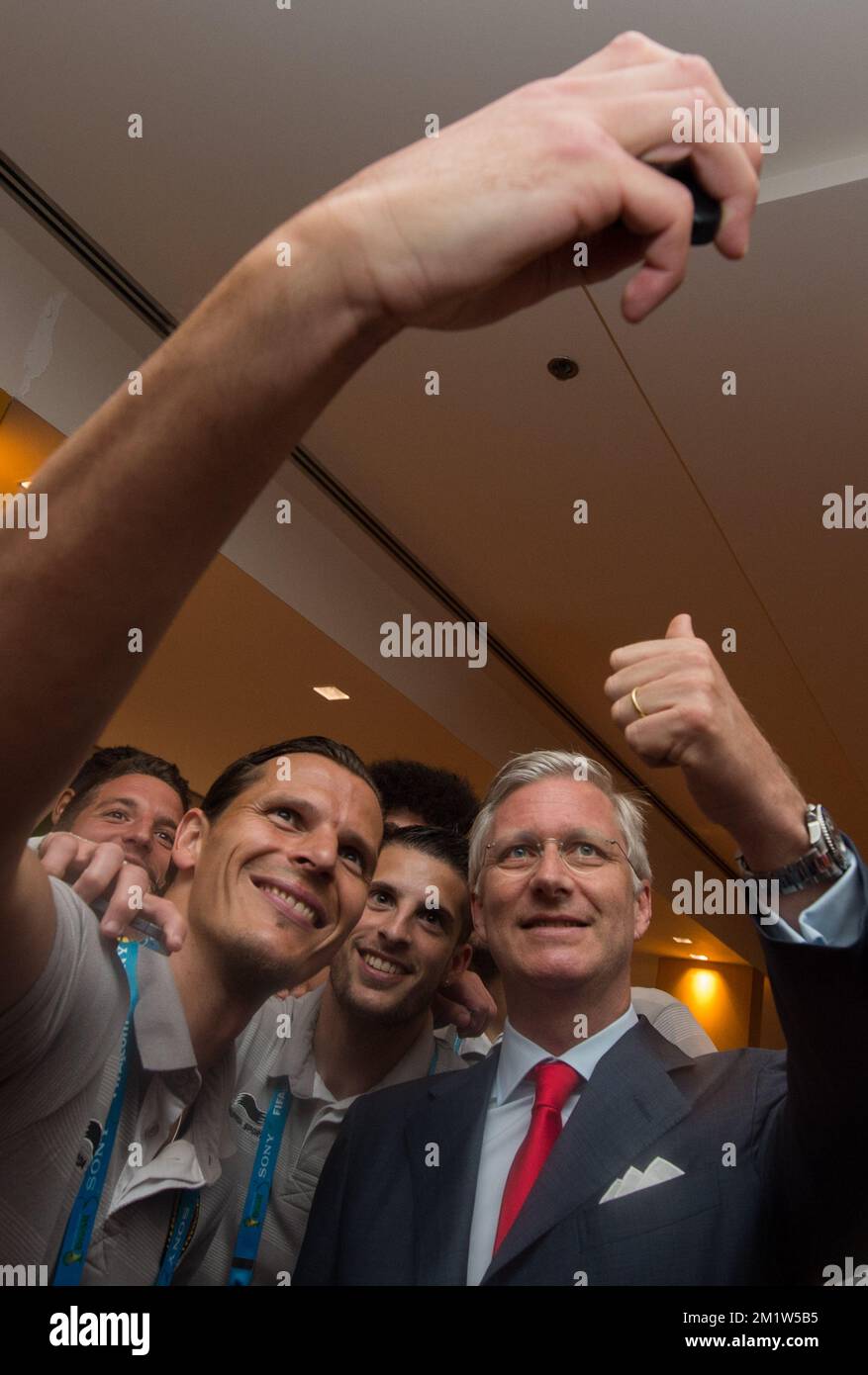 Belgiens Daniel Van Buytenmacht ein Selfie mit König Philippe - Filip von Belgien und Belgiens Kevin Mirallas beim Treffen des belgischen Teams Red Devils gewann ihr zweites Spiel über Russland, um sich für 1/8 Finals in Rio de Janeiro, Brasilien, bei der FIFA-Weltmeisterschaft 2014 zu qualifizieren. Sonntag, 22. Juni 2014 Stockfoto