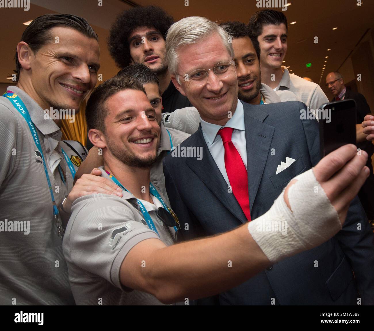 Daniel Van Buyten in Belgien, Dries Mertens in Belgien, Kevin Mirallas in Belgien, Marouane Fellaini, König Philippe - Filip in Belgien, Moussa Dembele in Belgien und Thibaut Courtois in Belgien lächeln für ein Selfie, während das Königspaar mit der belgischen Mannschaft Red Devils ihr zweites Spiel über Russland gewonnen hat, um sich für 1/8 Finals qualifiziert zu qualifizieren. In Rio de Janeiro, Brasilien, bei der FIFA-Weltmeisterschaft 2014, Sonntag, den 22. Juni 2014 Stockfoto