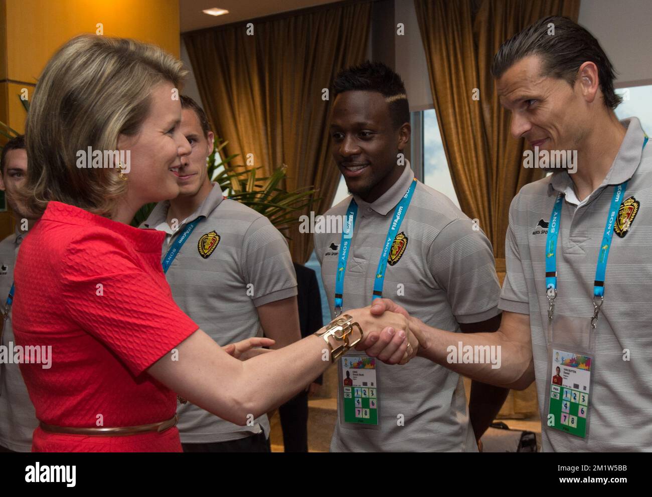 Königin Mathilde aus Belgien, Divock Origi aus Belgien und Daniel Van Buyten aus Belgien, die sich als königliches Paar mit belgischem Team Red Devils vorstellen, gewannen ihr zweites Spiel über Russland, um sich für 1/8 Finals zu qualifizieren, in Rio de Janeiro, Brasilien, bei der FIFA-Weltmeisterschaft 2014, Sonntag, den 22. Juni 2014 Stockfoto