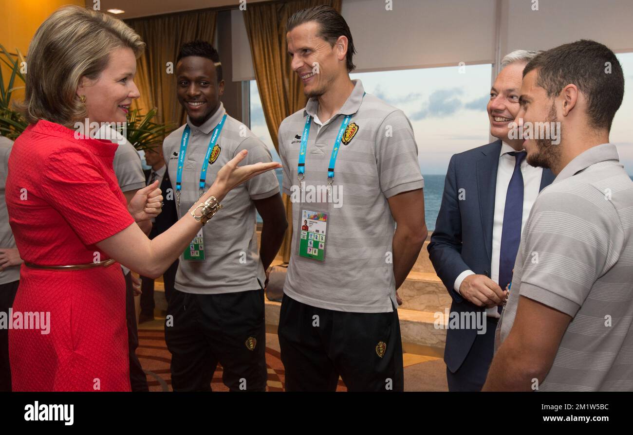 L-R, Königin Mathilde von Belgien, Divock Origi aus Belgien, Daniel Van Buyten aus Belgien, scheidender Vizeminister und Außenminister Didier Reynders aus Belgien und Eden Hazard aus Belgien, das königliche Paar trifft das belgische Team Red Devils gewann ihr zweites Spiel über Russland, um sich für 1/8 Finals zu qualifizieren, in Rio de Janeiro, Brasilien. Bei der FIFA-Weltmeisterschaft 2014, Sonntag, den 22. Juni 2014. Stockfoto
