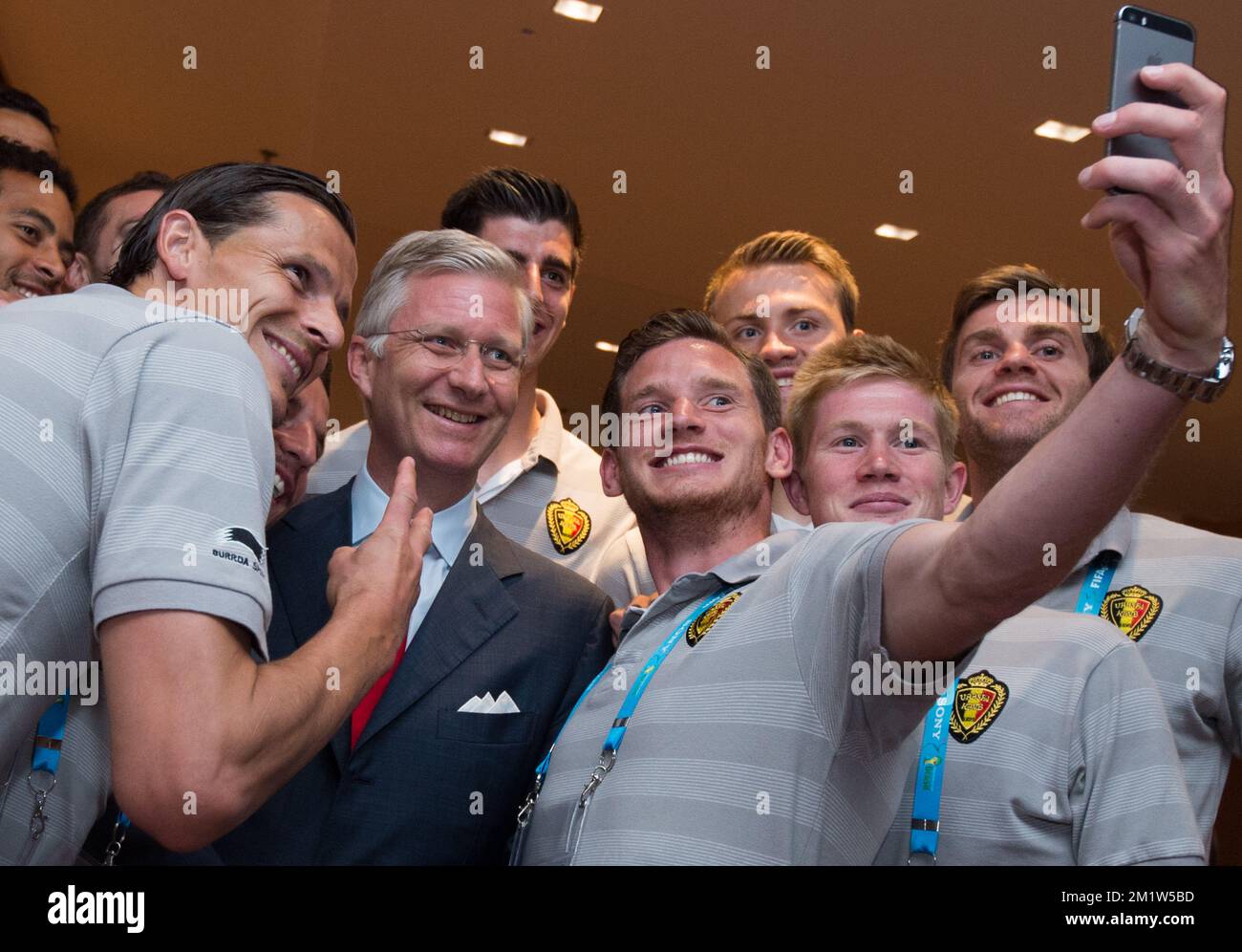Moussa Dembele in Belgien, Daniel Van Buyten in Belgien, Dries Mertens in Belgien, König Philippe - Filip in Belgien, Torwart Thibaut Courtois in Belgien, Jan Vertonghen in Belgien, Simon Mignolet, Der belgische Kevin De Bruyne und der belgische Nicolas Lombaerts lächeln für ein Selfie von Jan Vertonghen, während das königliche Paar das belgische Team Red Devils trifft, gewannen ihr zweites Spiel über Russland, um sich für 1/8 Finals zu qualifizieren, in Rio de Janeiro, Brasilien, bei der FIFA-Weltmeisterschaft 2014, Sonntag, den 22. Juni 2014. Stockfoto