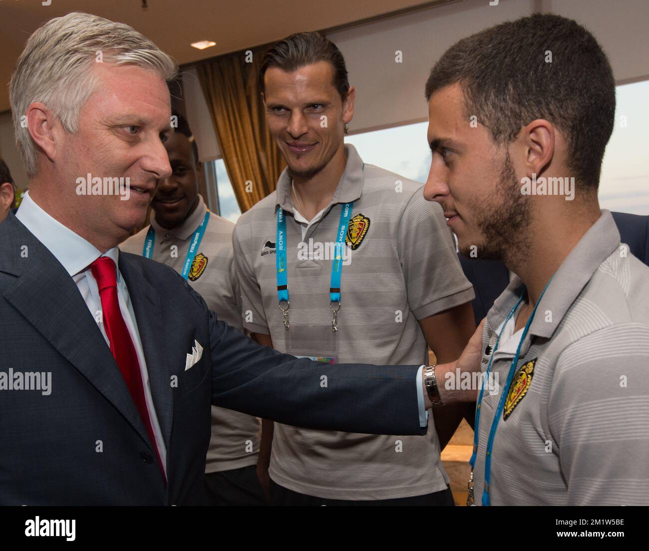 König Philippe – Filip von Belgien gratuliert dem belgischen Eden Hazard in der Nähe von Daniel Van Buyten (C), als das königliche Paar mit der belgischen Mannschaft Red Devils ihr zweites Spiel gegen Russland gewann, um sich für 1/8 Finale in Rio de Janeiro, Brasilien, bei der FIFA-Weltmeisterschaft 2014 am Sonntag, den 22. Juni 2014 zu qualifizieren. Stockfoto