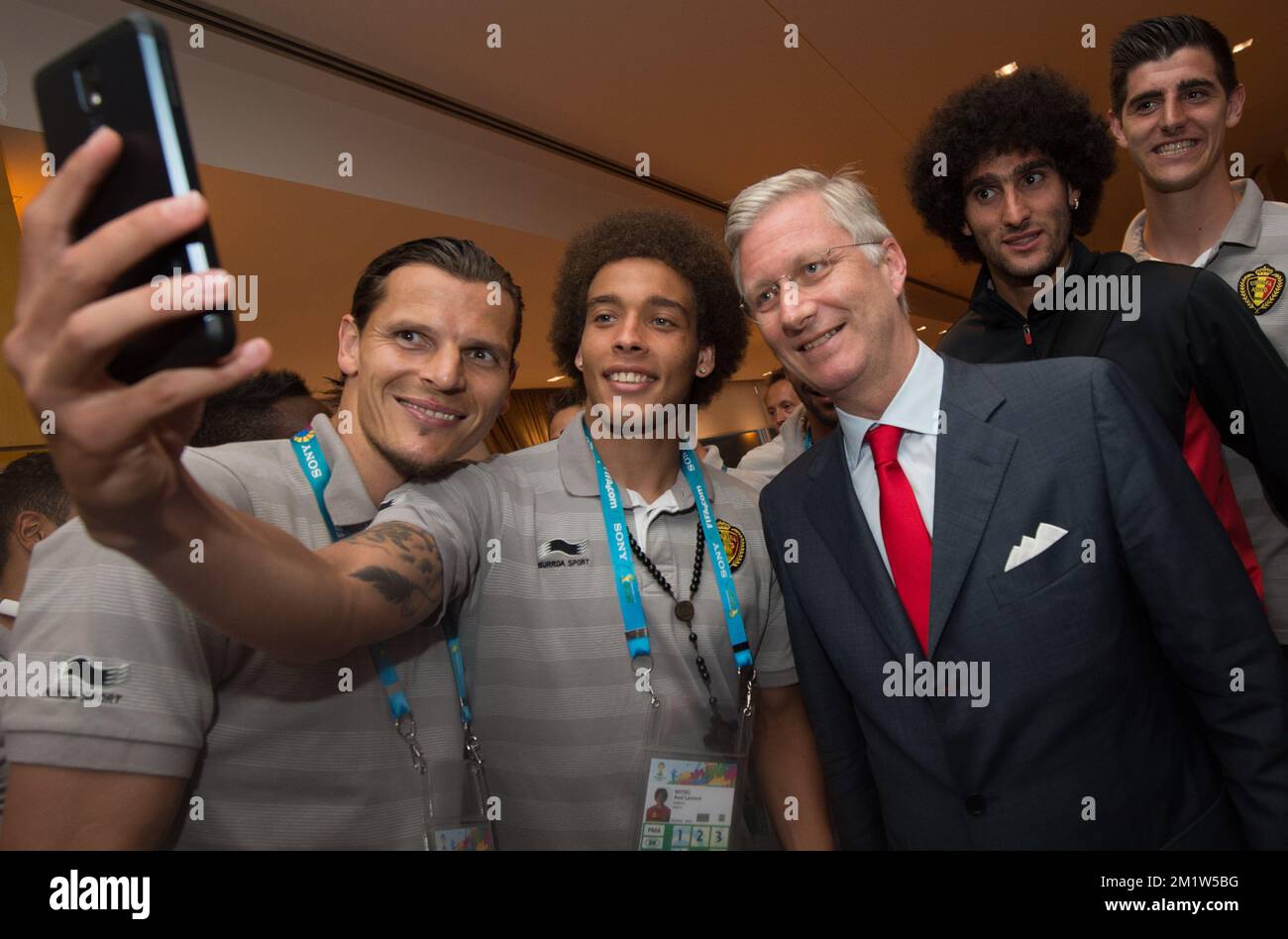 Daniel Van Buyten aus Belgien, Axel Witsel aus Belgien, König Philippe - Filip aus Belgien, Marouane Fellaini aus Belgien und Torhüter Thibaut Courtois aus Belgien lächeln für ein Selfie, während das Königspaar mit dem belgischen Team Red Devils ihr zweites Spiel über Russland gewonnen hat, um sich für 1/8 Finals zu qualifizieren, in Rio de Janeiro, Brasilien, Bei der FIFA-Weltmeisterschaft 2014, Sonntag, den 22. Juni 2014 Stockfoto