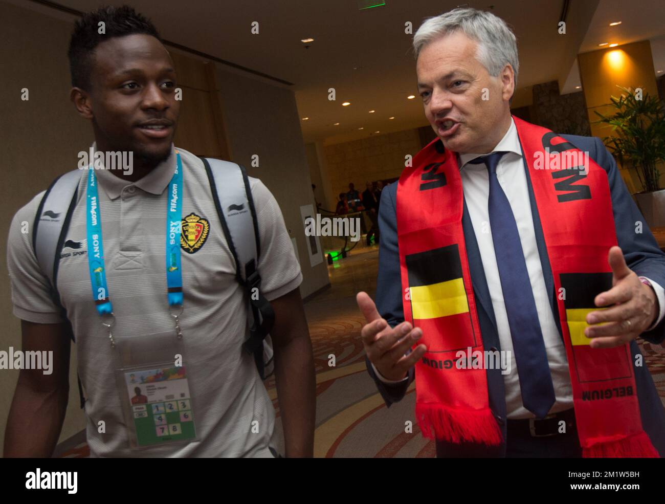 Divock Origi aus Belgien und der scheidende Vizepremierminister und Außenminister Didier Reynders bildeten sich, als das königliche Paar mit der belgischen Mannschaft zusammentraf. Red Devils gewann ihr zweites Spiel über Russland, um sich für 1/8 Finals zu qualifizieren, in Rio de Janeiro, Brasilien, bei der FIFA-Weltmeisterschaft 2014 am Sonntag, den 22. Juni 2014 Stockfoto