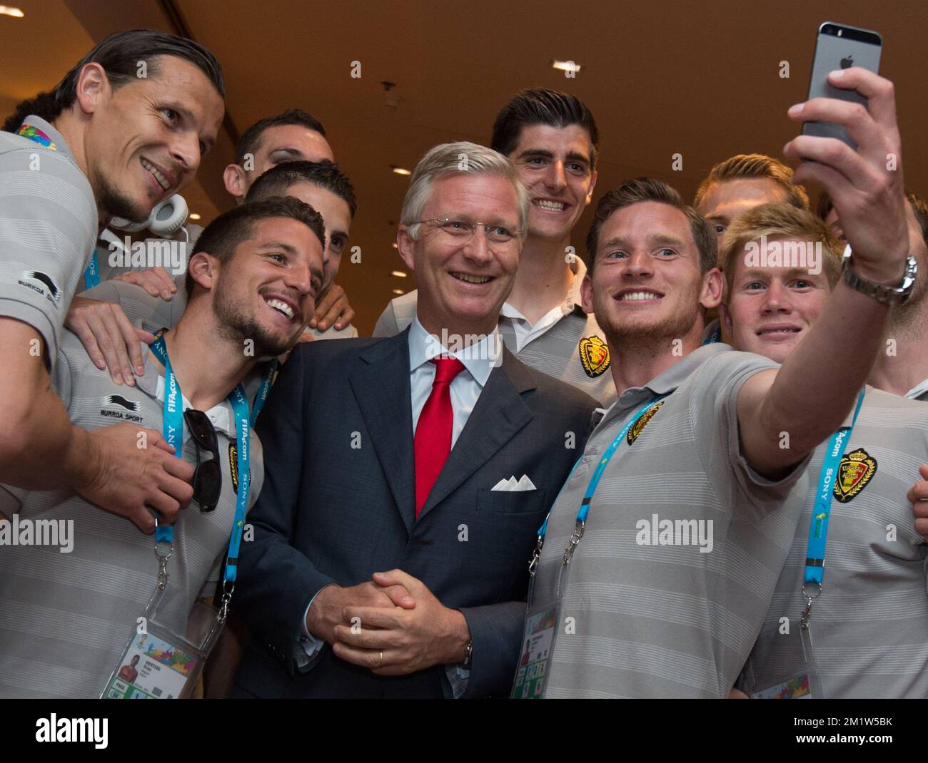 Daniel Van Buyten aus Belgien, Dries Mertens aus Belgien, Kevin Mirallas aus Belgien, König Philippe - Filip aus Belgien, Torwart Thibaut Courtois aus Belgien, Jan Vertonghen aus Belgien und Kevin De Bruyne aus Belgien lächeln für ein Selfie von Jan Vertonghen, während das königliche Paar mit dem belgischen Team Red Devils zusammentrifft, gewannen ihr zweites Spiel über Russland, um sich für 1/8 Finals zu qualifizieren, in Rio de Janeiro, Brasilien, bei der FIFA-Weltmeisterschaft 2014, Sonntag, den 22. Juni 2014 Stockfoto