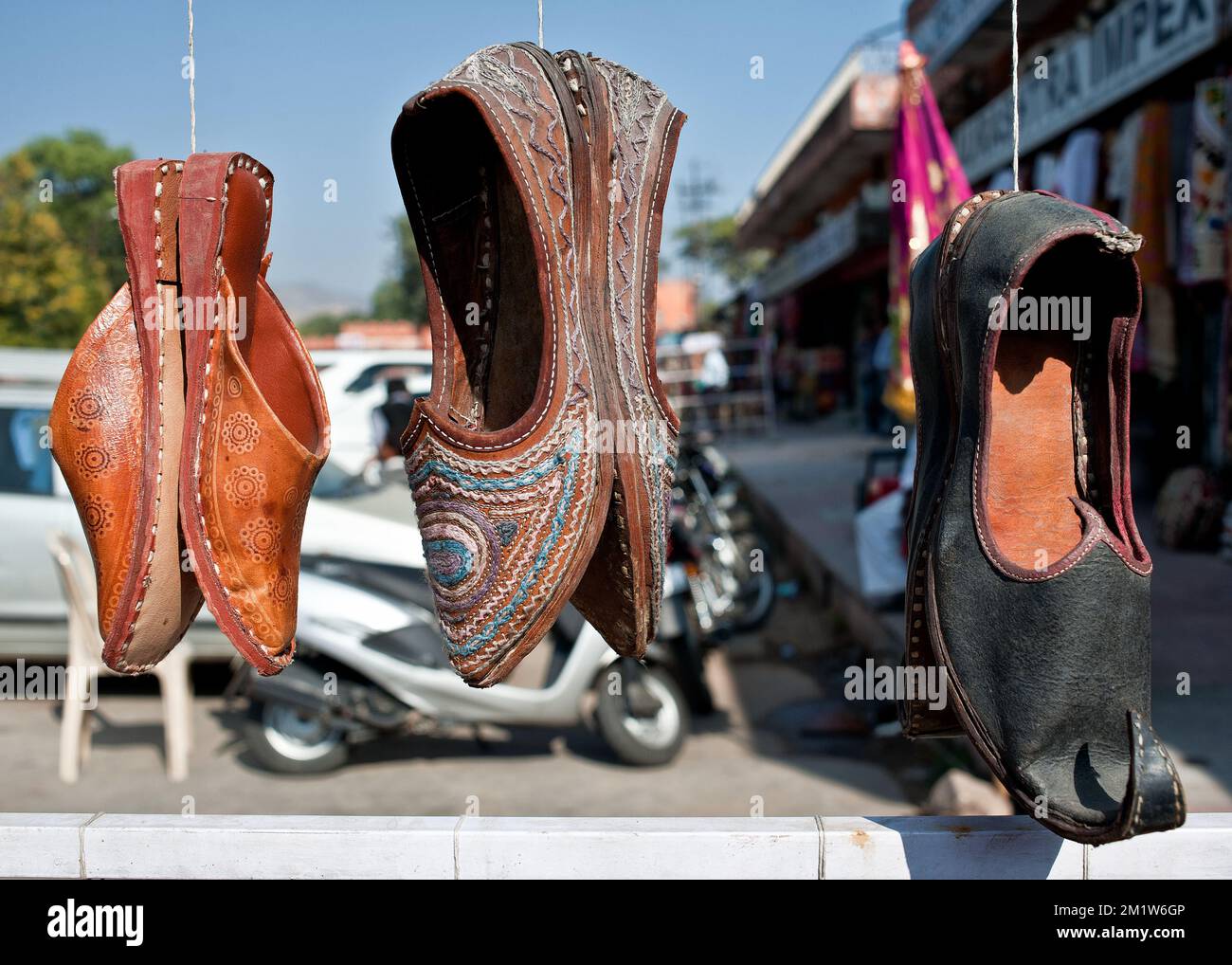 Schuhe hängen an einem Marktstand. Jaipur, Indien Stockfoto