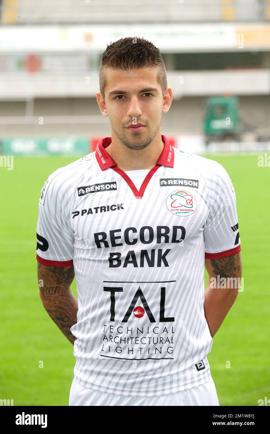 Aleksandar Trajkovski von SV Zulte Waregem posiert für den Fotografen während des Fotoshooting der Saison 2014-2015 des belgischen Fußballteams SV Zulte Waregem, Freitag, den 11. Juli 2014 in Waregem. Stockfoto