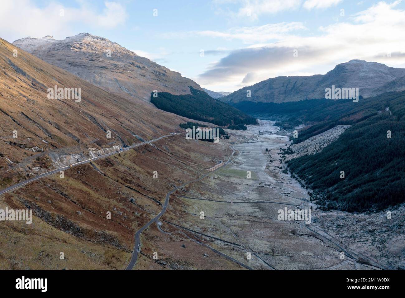 Luftaufnahme der A83 im Rest und seien Sie dankbar, Glen Croe, Argyll und Bute, Schottland. Die Straße wird wegen Erdrutschen repariert. Stockfoto