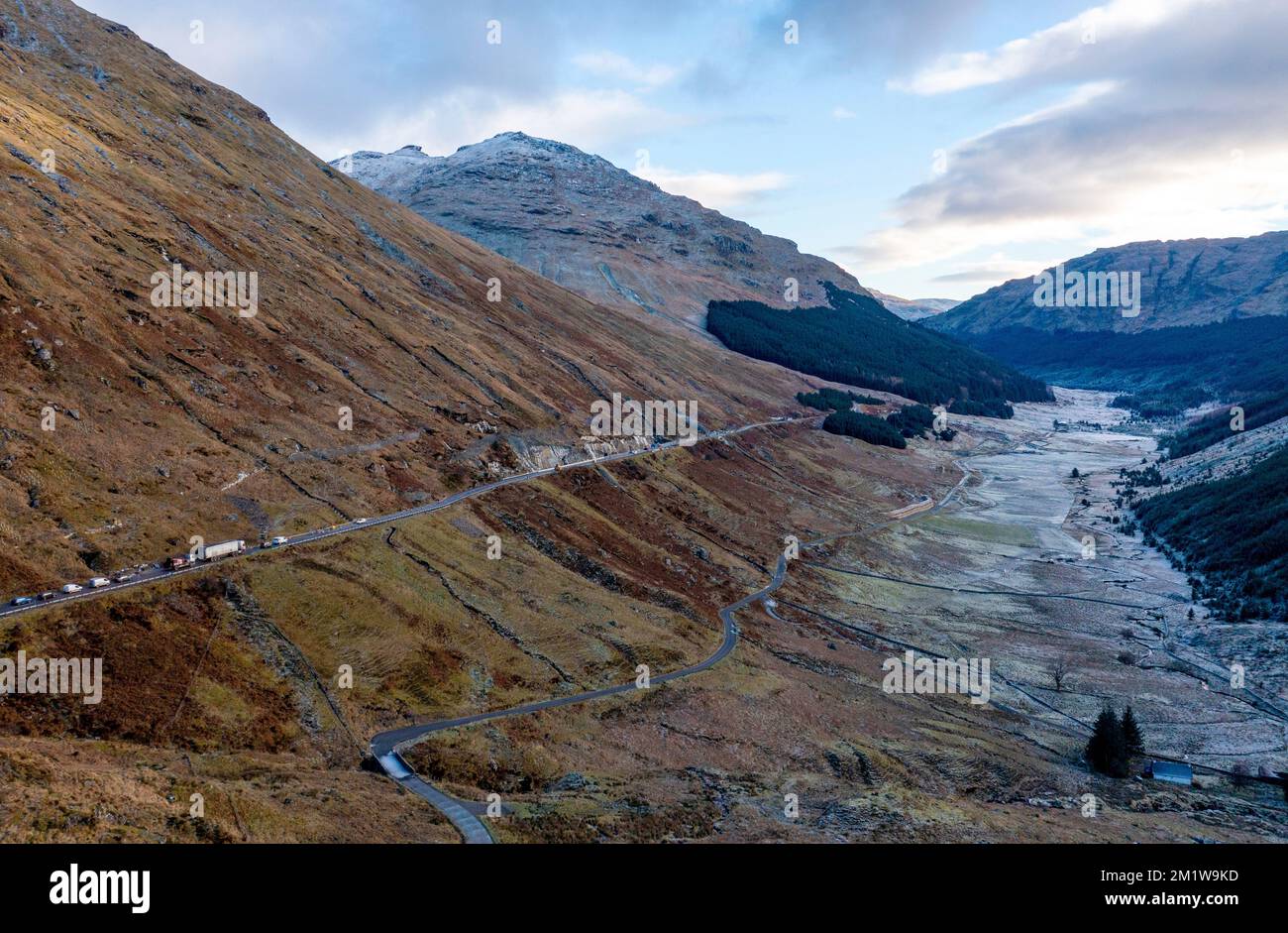 Luftaufnahme der A83 im Rest und seien Sie dankbar, Glen Croe, Argyll und Bute, Schottland. Die Straße wird wegen Erdrutschen repariert. Stockfoto