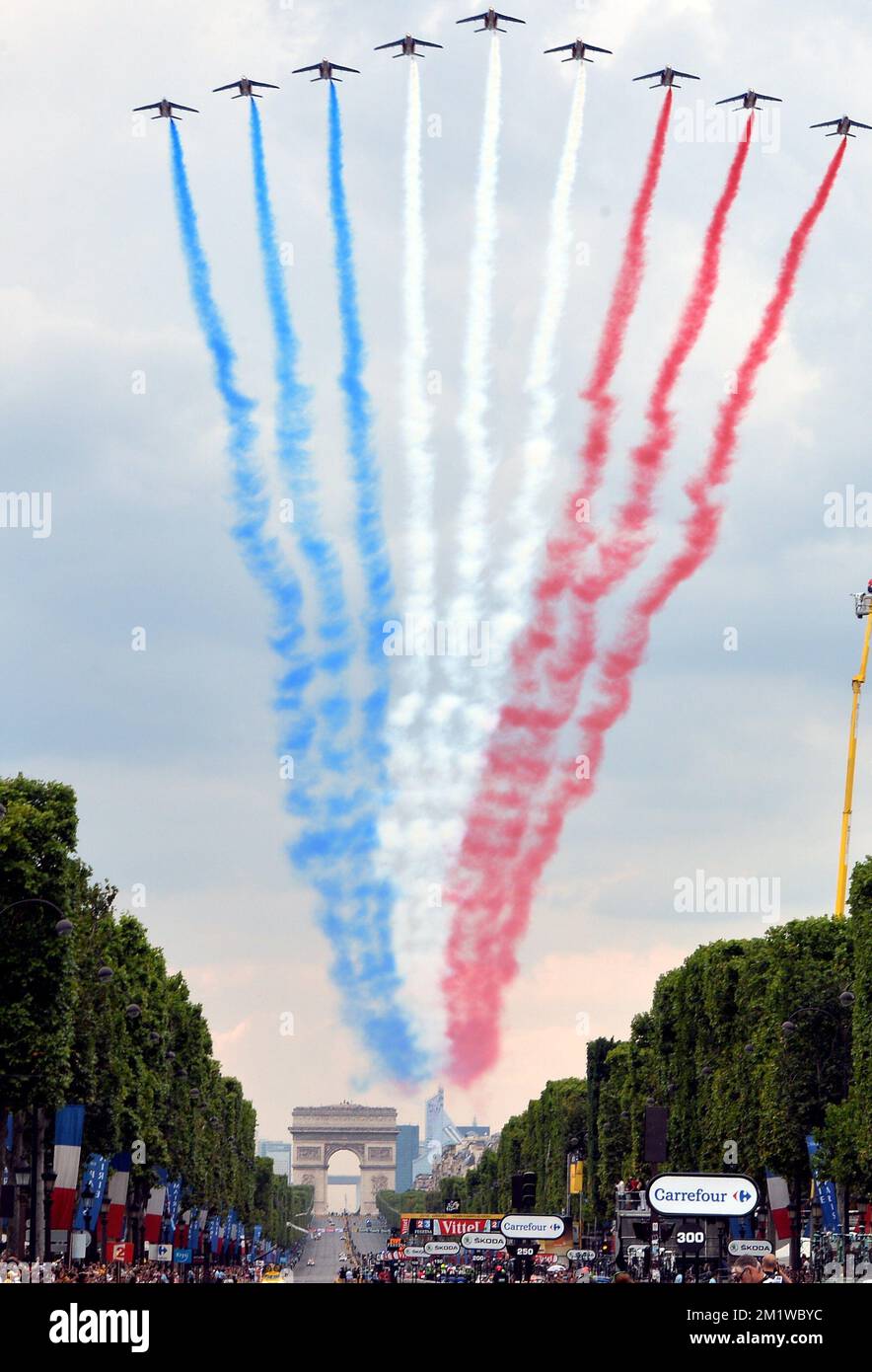 Die Abbildung zeigt ein Spektakel in der letzten Etappe des Radrennen Tour de France 101., 137,5km von Evry nach Paris Champs-Elysees, Frankreich, am Sonntag, den 27. Juli 2014. Stockfoto