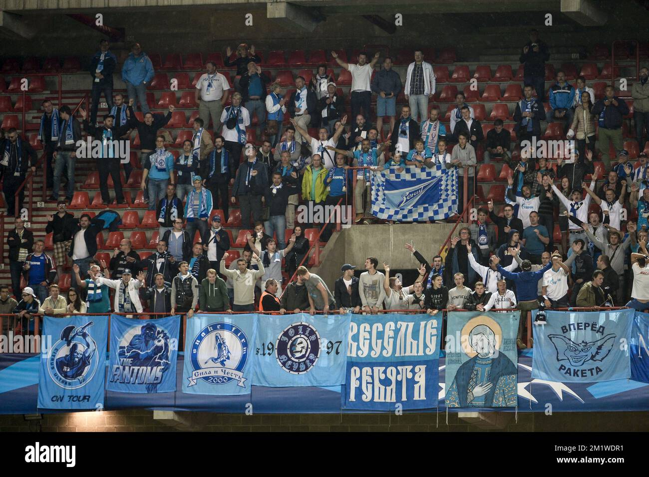 Zenits Fans wurden während des ersten Fußballspiels zwischen der belgischen Fußballmannschaft Standard de Liege und dem russischen Team FC Zenit Saint Petersburg in den Playoffs für den UEFA Champions League-Wettbewerb am Mittwoch, den 20. August 2014 in Lüttich gezeigt. Stockfoto