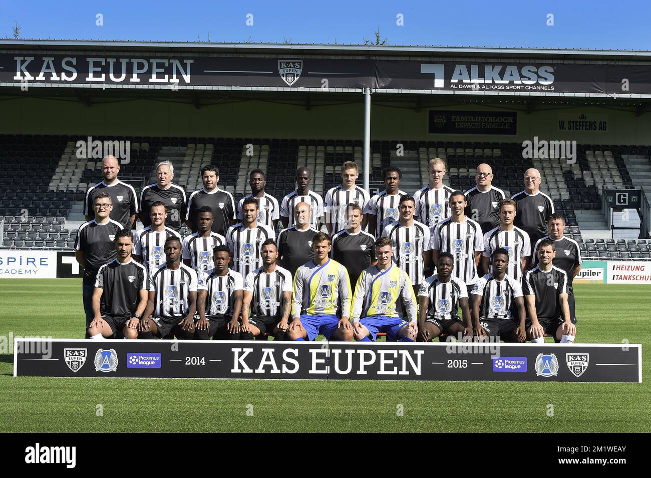 (Hintere Reihe l-r) Logistikassistent Jens Leys, Logistikassistent Herbert Emontspool, Physiotherapeut Xavier Santeugini, Anthony Bassey, Samba Ndiaye, Jonathan D'Ostilio, Raoul Kenne, Michael Lallemand, Physiotherapeut Francis Dewint, Logistikassistent Ghislain Brandt, (mittlere Reihe L-R) Teammanager Michael Radermacher, Guy Dufour, Odeni George, Florian Taulemesse, Cheftrainer Bartolome Marquez Lopez Assistent, Coach Jordi Condom, Sergio Rodriguez, Assistent von William Lothlea, Assistent von Conthlea, Assistent von Rothlea, Assistent von Rothlea, Assistent von Rochoa, Assistent von Juan Lothlea, Assistent von Rochoa, Assistent von Rochoa, Assistent von St. Ibrahima Diedhiou, Phakamani Mngadi, Manu Stockfoto