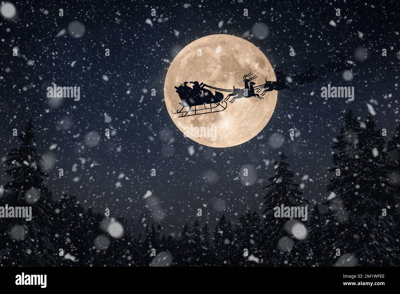 Der Weihnachtsmann in einem Schlitten mit Rentieren fliegt über die Erde im Sternenhimmel bei Nacht mit einem erstaunlichen großen Mond und herabfallendem Schnee. Magie und frohes neues Yea Stockfoto