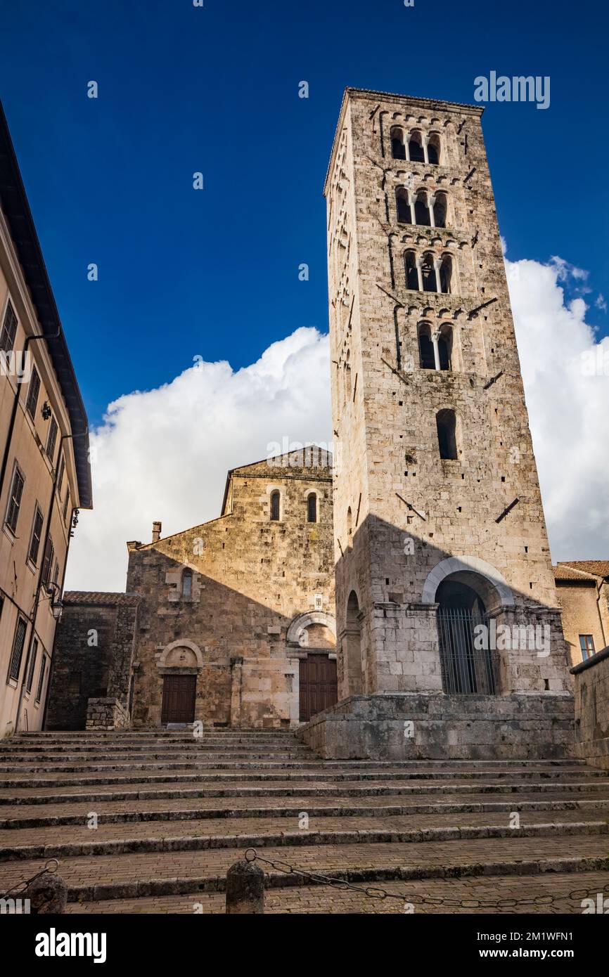 Steinfassade der Kathedrale Santa Maria Annunziata, im romanischen Stil, mit einer Kante und drei Portalen. Der majestätische Turm mit Glocke Stockfoto