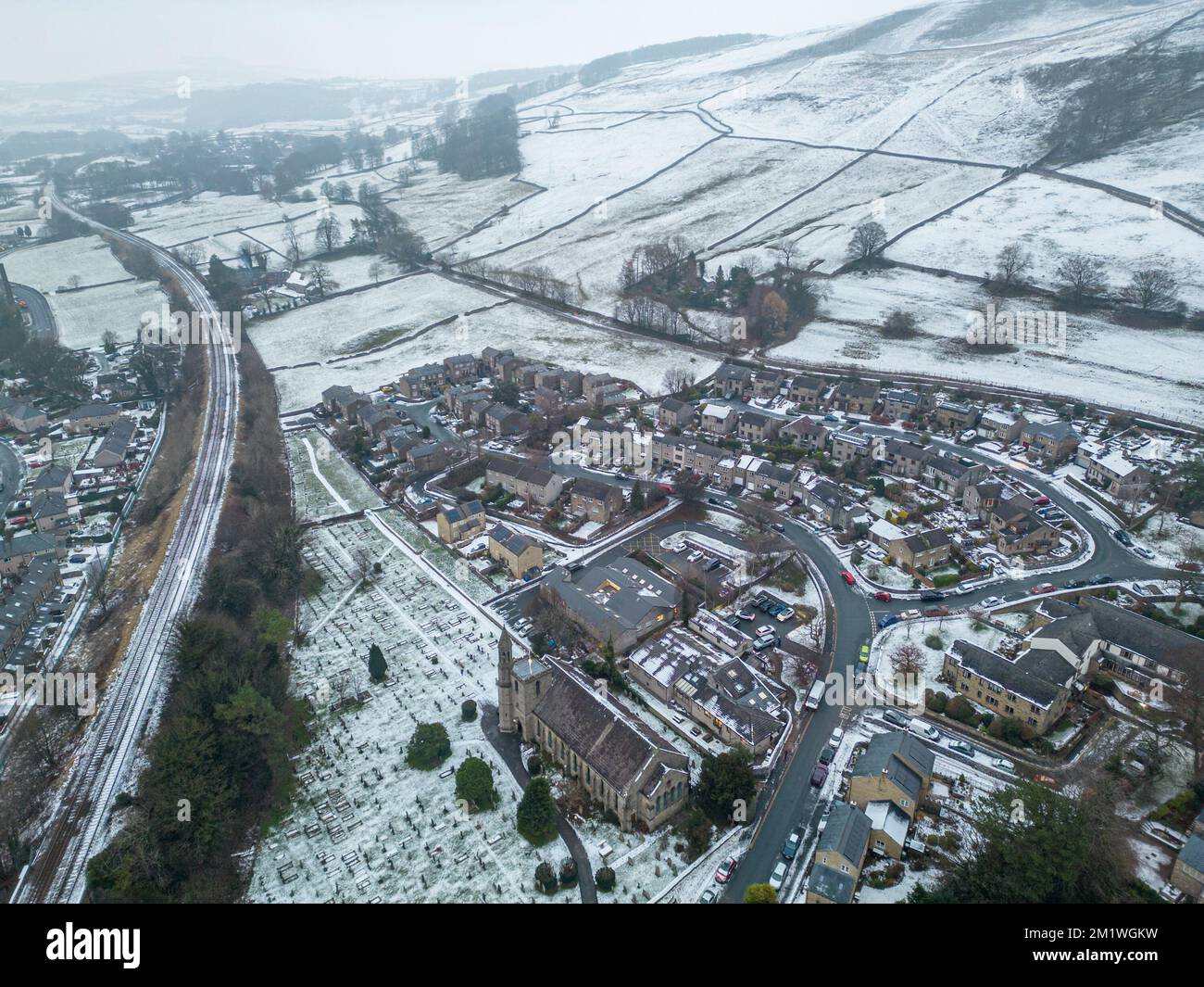 Settlement, Großbritannien. 13.. Dezember 2022 UK Weather Luftaufnahme des Schnees, der in den Yorkshire Dales verblieben ist, mit Dächern von Häusern in Niederwald und den umliegenden Hügeln bedeckt mit Schnee und starkem Frost. Den ganzen Tag über blieb eine Nebeldecke mit Temperaturen unter dem Gefrierpunkt. Kredit: Bradley Taylor / Alamy News Stockfoto