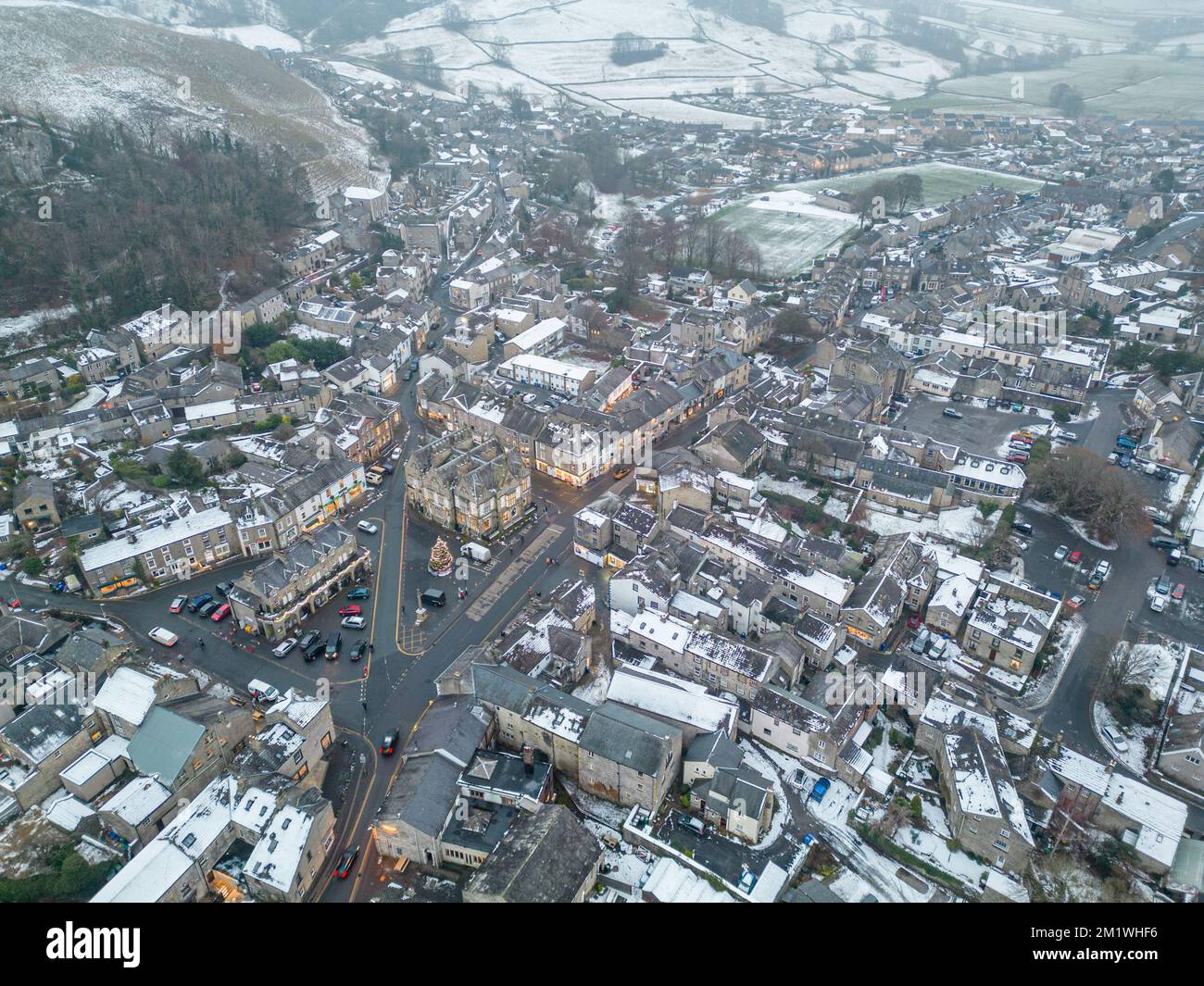 Settlement, Großbritannien. 13.. Dezember 2022 UK Weather Luftaufnahme des Schnees, der in den Yorkshire Dales verblieben ist, mit Dächern von Häusern in Niederwald und den umliegenden Hügeln bedeckt mit Schnee und starkem Frost. Den ganzen Tag über blieb eine Nebeldecke mit Temperaturen unter dem Gefrierpunkt. Kredit: Bradley Taylor / Alamy News Stockfoto