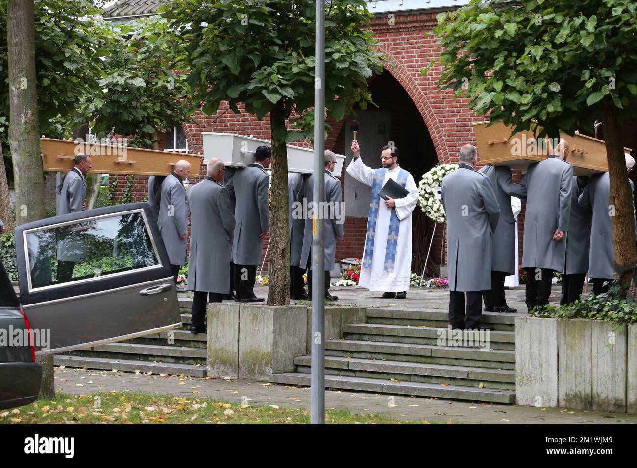 Das Bild zeigt die Beerdigungszeremonie am Donnerstag, den 09. Oktober 2014 in Brasschaat, der Familie Noreilde-Hakse, die beim Absturz eines Flugzeugs der Malaysia Airlines starb. Malaysia Airlines Boeing 777 Flug MH17 mit 298 Personen stürzte am 17. Juli 2014 in der Nähe der russischen Grenze in der Ukraine ab. Unter den Opfern waren 4 Belgier und 193 Menschen aus den Niederlanden. Stockfoto