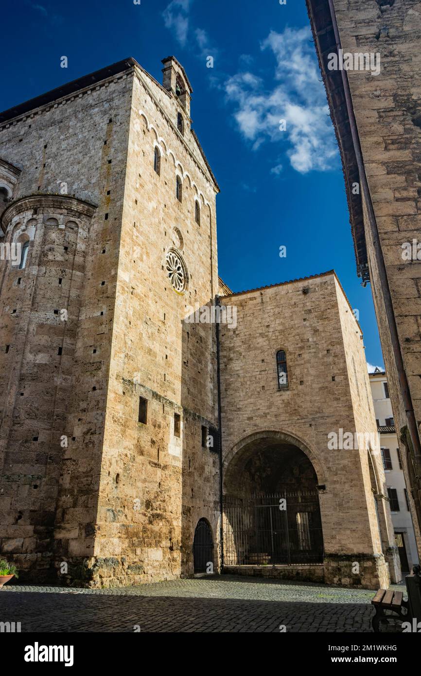 Seitenfassade der Kathedrale Basilika Santa Maria Annunziata, mit dem Rosenfenster und der Apsis, auf der Piazza Innocenzo III. Steingebäude aus dem Stockfoto