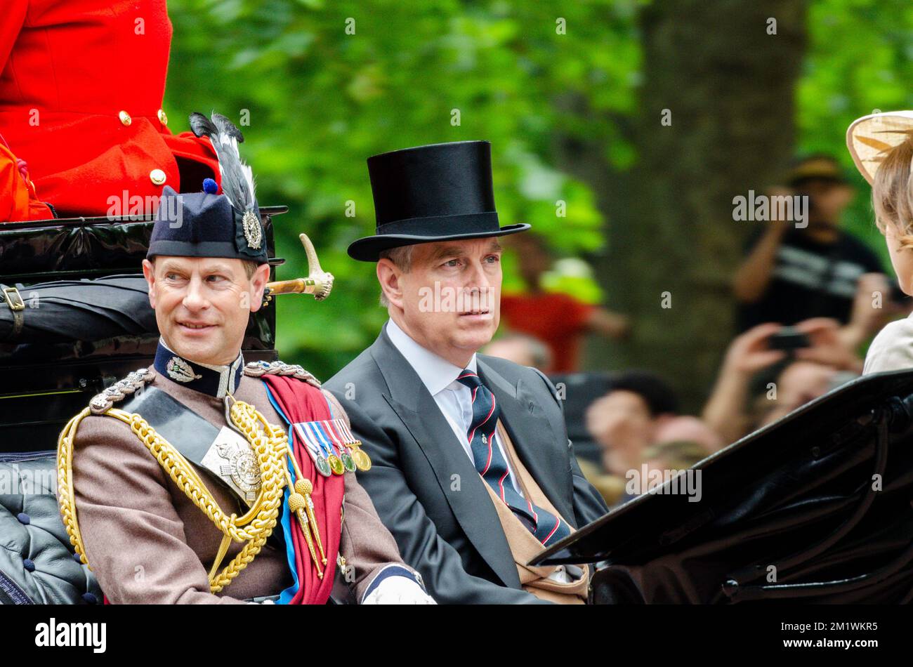 Prinz Edward, Earl of Wessex, Prinz Andrew, Herzog von York, in einer Kutsche bei Trooping the Colour 2014 in The Mall, London, Großbritannien. Prinz Andrew im Anzug Stockfoto