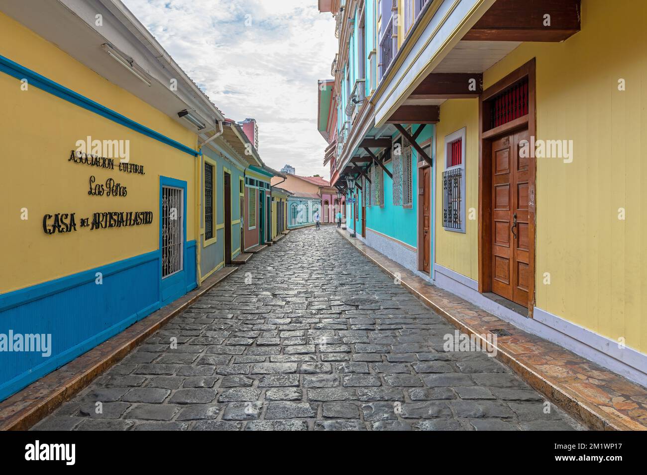 Farbenfrohe Fußgängerzone von Guayaquil mit Kopfsteinpflaster und traditioneller Kolonialarchitektur, Guayaquil, Ecuador. Stockfoto