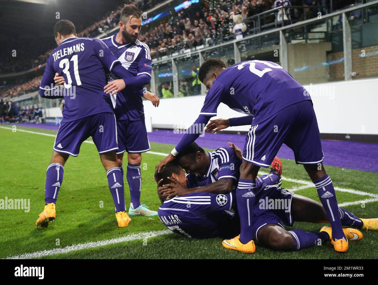 Anderlecht's Andy Najar (Lower) feiert mit seinen Teamkollegen, nachdem er am Mittwoch, den 22. Oktober 2014, in der Gruppe D des UEFA Champions League-Wettbewerbs in einer dritten Gruppenrunde zwischen RSCA Anderlecht und dem englischen Team Arsenal Punkte erzielt hat. Stockfoto