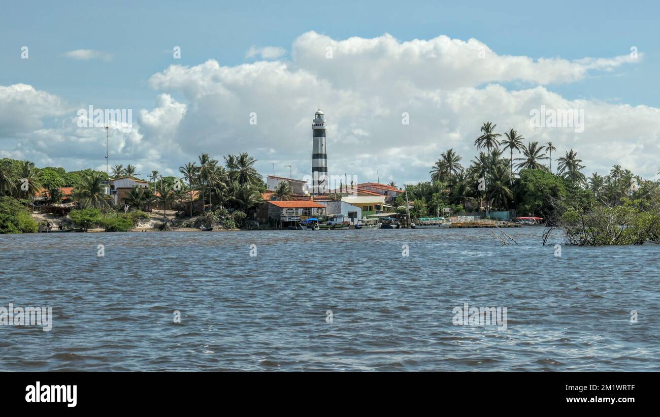 Der Preguicas Lighthouse vor einem wolkigen Himmel in Maranhao, Brasilien Stockfoto