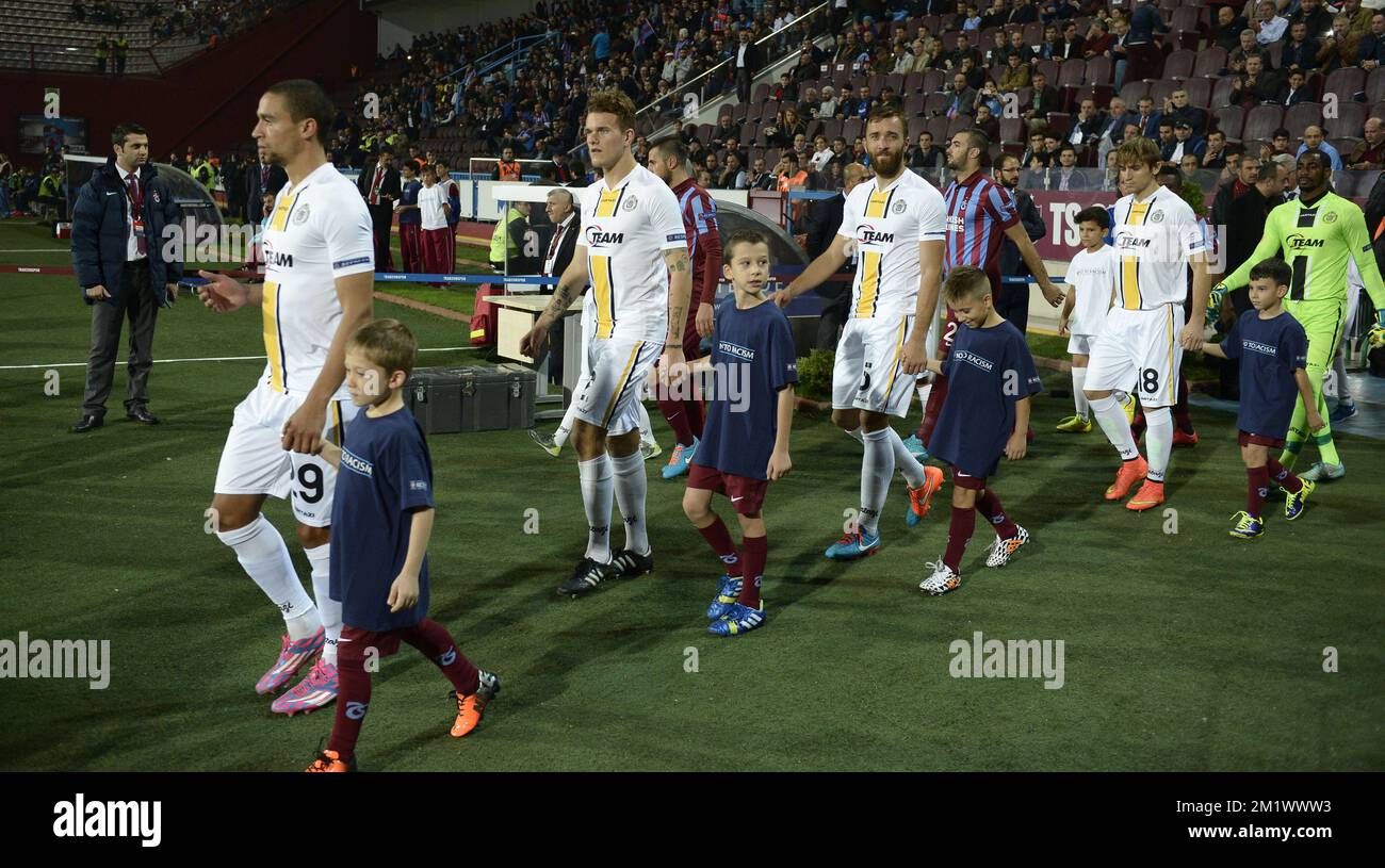 20141023 - TRABZON, TÜRKEI: Lokeren's Nill De Pauw, Lokeren's Alexander Scholz, Lokeren's Mijat Maric, Lokeren's Besart Abdurahimi und Lokerens Torwart Barry Boubacar Copa vor einem Spiel zwischen dem türkischen Verein Trabzonspor AS und der belgischen Fußballmannschaft KSC Lokeren OVL im Huseyin Avni Aker Stadion am Donnerstag, Trabzon, 23. Oktober 2014. Es ist der dritte Tag der Gruppenphase des Wettbewerbs der UEFA Europa League in Gruppe L. BELGA PHOTO YORICK JANSENS Stockfoto