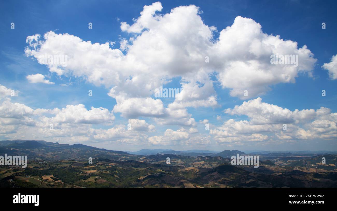 Hügeliges Panorama von San Marino mit Wolken Stockfoto