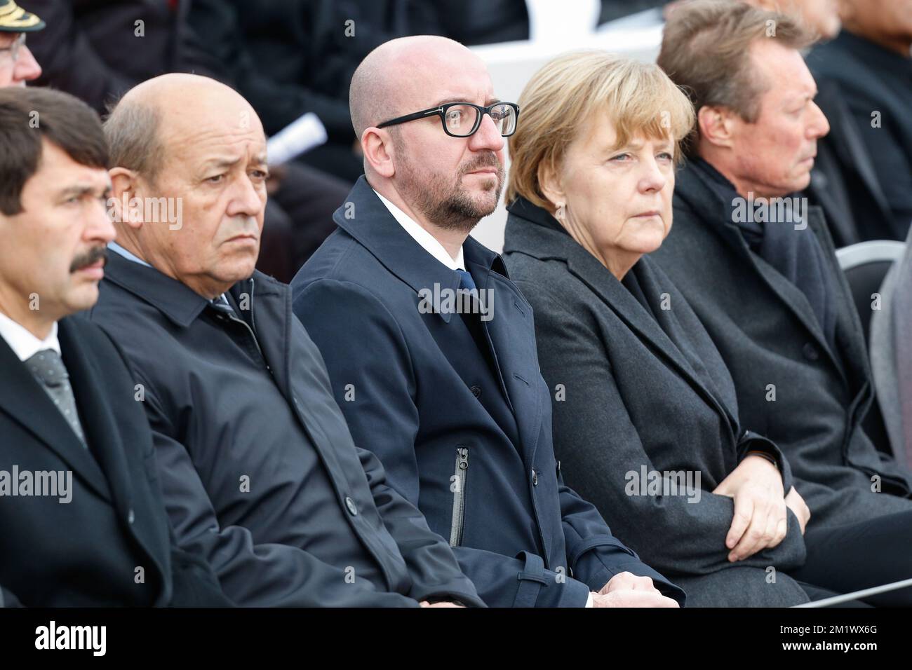 20141028 - NIEUWPOORT, BELGIEN: Der ungarische Präsident Janos Ader, der französische Verteidigungsminister Jean-Yves Le Drian, der belgische Premierminister Charles Michel, die deutsche Kanzlerin Angela Merkel und Großherzog Henri aus Luxemburg nehmen an einer Feier anlässlich des 100.. Jahrestages der "Schlacht von Ypern" im Ersten Weltkrieg Teil. Am Denkmal für König Albert I. in Nieuwpoort, Dienstag, den 28. Oktober 2014. Die erste Schlacht um Ypern dauerte vom 19. Oktober 1914 bis zum 22. November 1914. BELGA FOTO THIERRY ROGE Stockfoto