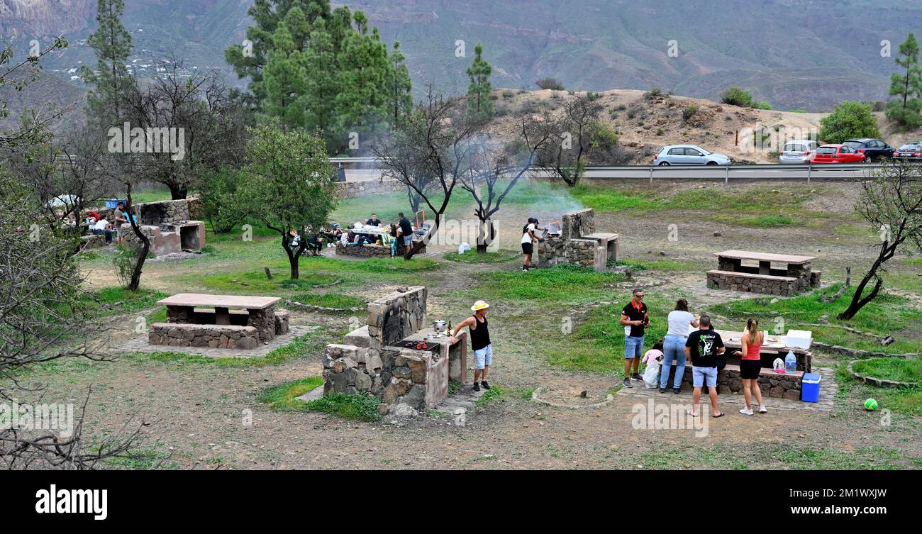 Öffentlicher Picknick-Bereich mit Grills, Wanderwegen in der Nähe im San Bartolomé de Tirajana-Tal in der Nähe des Dorfes Fataga, Gran Canaria Stockfoto