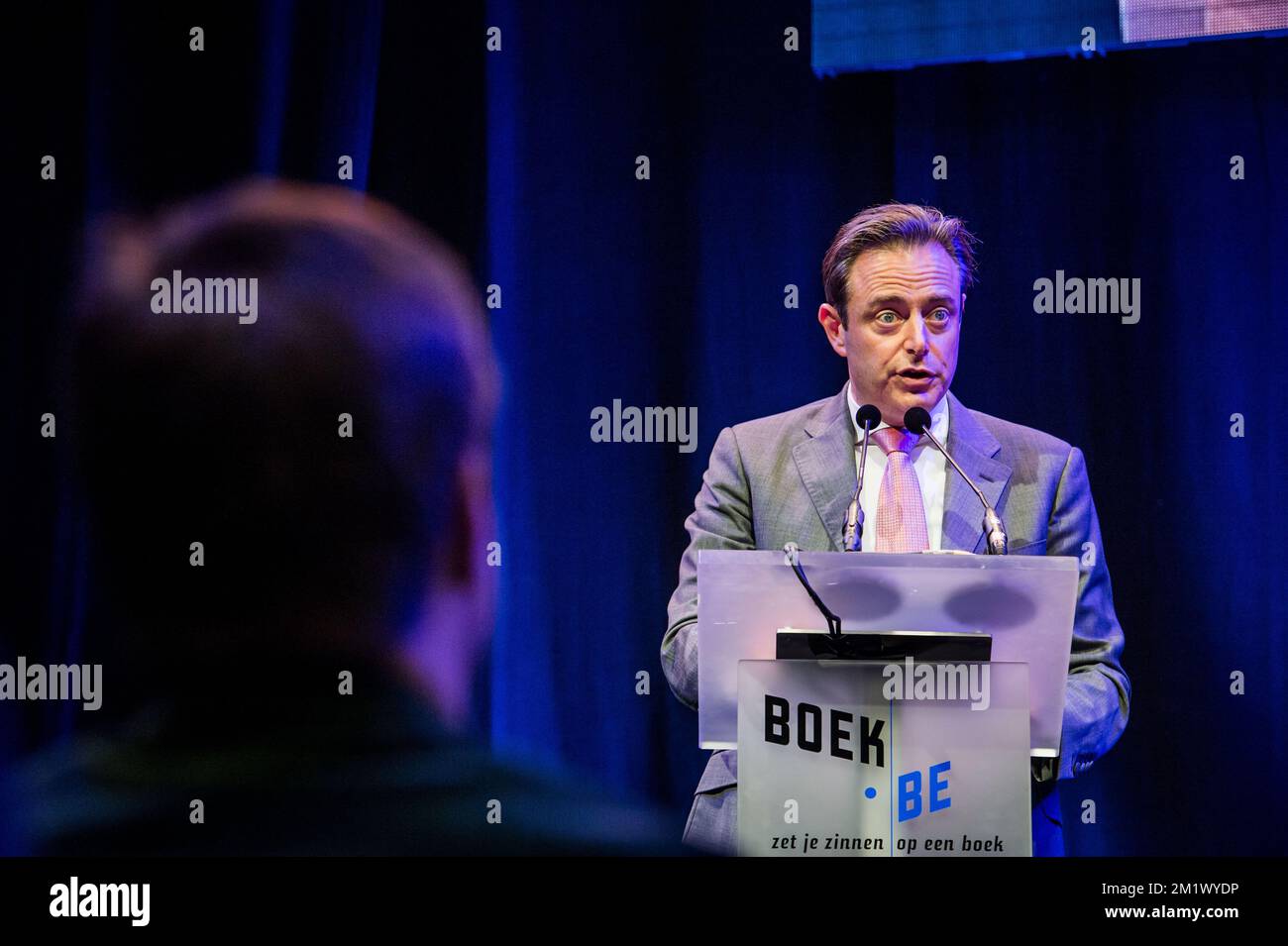 20141030 - ANTWERPEN, BELGIEN: Antwerpener Bürgermeister Bart De Wever hält eine Rede zur Eröffnung der Buchmesse "Boekenbeurs 2014" in Antwerpen, Donnerstag, den 30. Oktober 2014. Die 78.. Ausgabe der jährlichen Veranstaltung läuft vom 31. Oktober 2014 bis zum 11. November 2014. Stockfoto