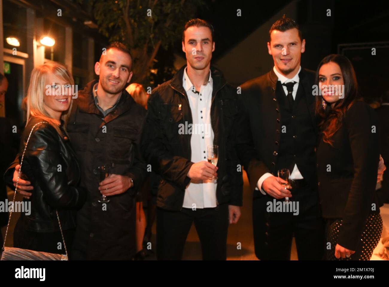 Der ehemalige Red Devil Daniel Van Buyten und seine Frau Celine und sein Bruder Alain bildeten vor dem Galaabend „Sport and Fashion Evening“ eine Wohltätigkeitsgala für zwei Verbände, die Constant Van Den Stock Foundation und Justine 4 Kids, im Spiroudome in Charleroi am Mittwoch, den 19. November 2014. Stockfoto