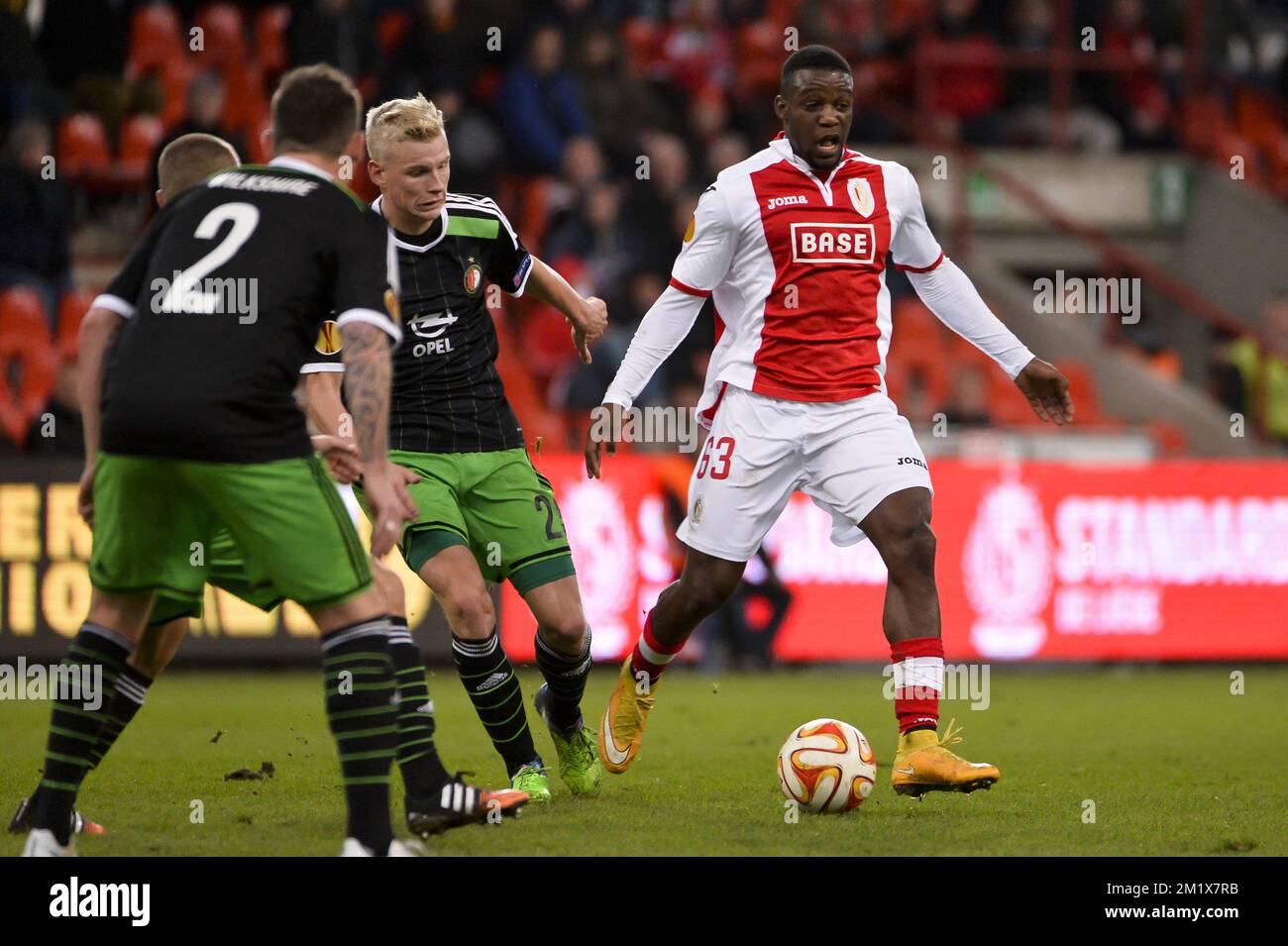 20141211 – LÜTTICH, BELGIEN: Feyenoords Verteidiger Lucas Woudenberg und Standard's Geoffrey Mujangi Bia, die während eines Spiels zwischen Standard de Lüttich und dem niederländischen Team Feyenoord am letzten Tag der Gruppenphase des Europa League-Turniers in der Gruppe G im Lüttich-Stadion am Donnerstag, dem 11. Dezember 2014, abgebildet wurden. BELGA FOTO NICOLAS LAMBERT Stockfoto