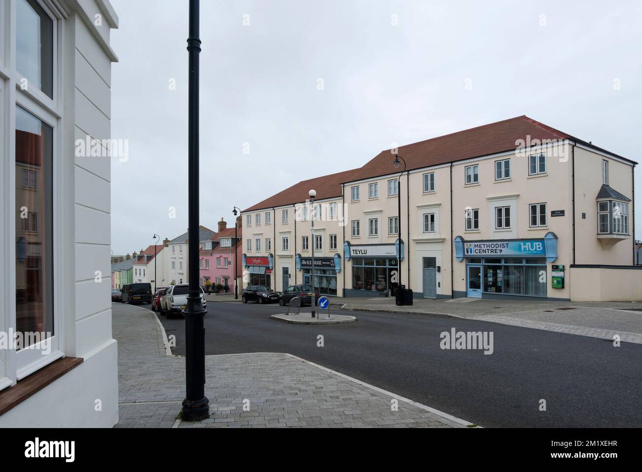 Eine Reihe von Geschäften auf der plen Tennyson, einer Straße in Nansledan, einem nachhaltigen Wohnungsbau des Herzogtums Cornwall in Newquay, Südwestengland, Großbritannien Stockfoto