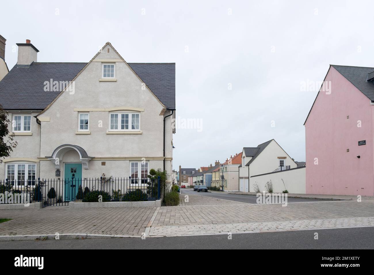Ein Haus an der Ecke von Stret Trystan, eine Straße in Nansledan, ein Bauwerk des Herzogtums Cornwall in Newquay, Südwestengland, Großbritannien Stockfoto