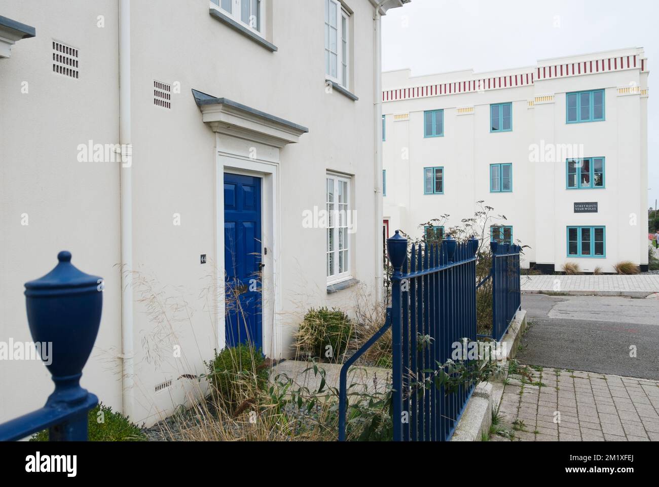 Terrassenhäuser und der Chi-Pras-Apartmentblock in Nansledan, ein Bauwerk des Herzogtums Cornwall in Newquay, Cornwall, Südwestengland, Großbritannien Stockfoto