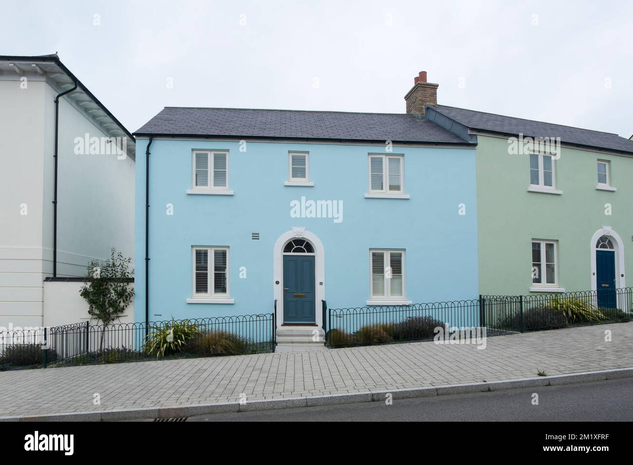 Blau-grüne, halbgetrennte Hütten auf der Straße Kosti Veur Woles, Nansledan, eine Entwicklung des Herzogtums Cornwall in Newquay, Südwestengland, Großbritannien Stockfoto
