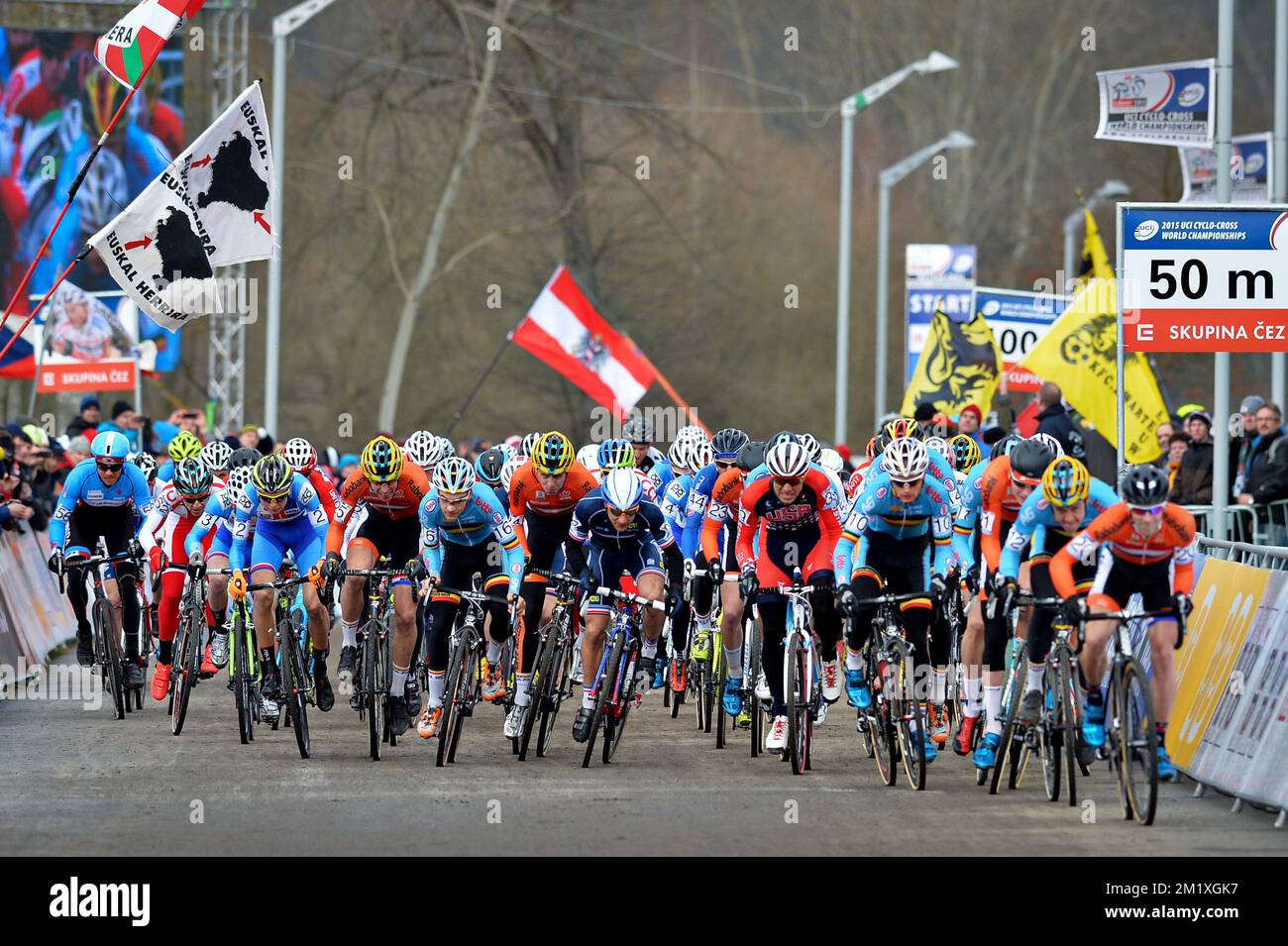 20150201 - TABOR, TSCHECHISCHE REPUBLIK: Abbildung zeigt den Beginn des männlichen Elite-Rennens bei der Cyclocross-Weltmeisterschaft in Tabor, Tschechische Republik, Sonntag, den 01. Februar 2015. Die Welten finden am Samstag, den 31.. Januar und Sonntag, den 1.. Februar statt. BELGA FOTO DAVID STOCKMAN Stockfoto