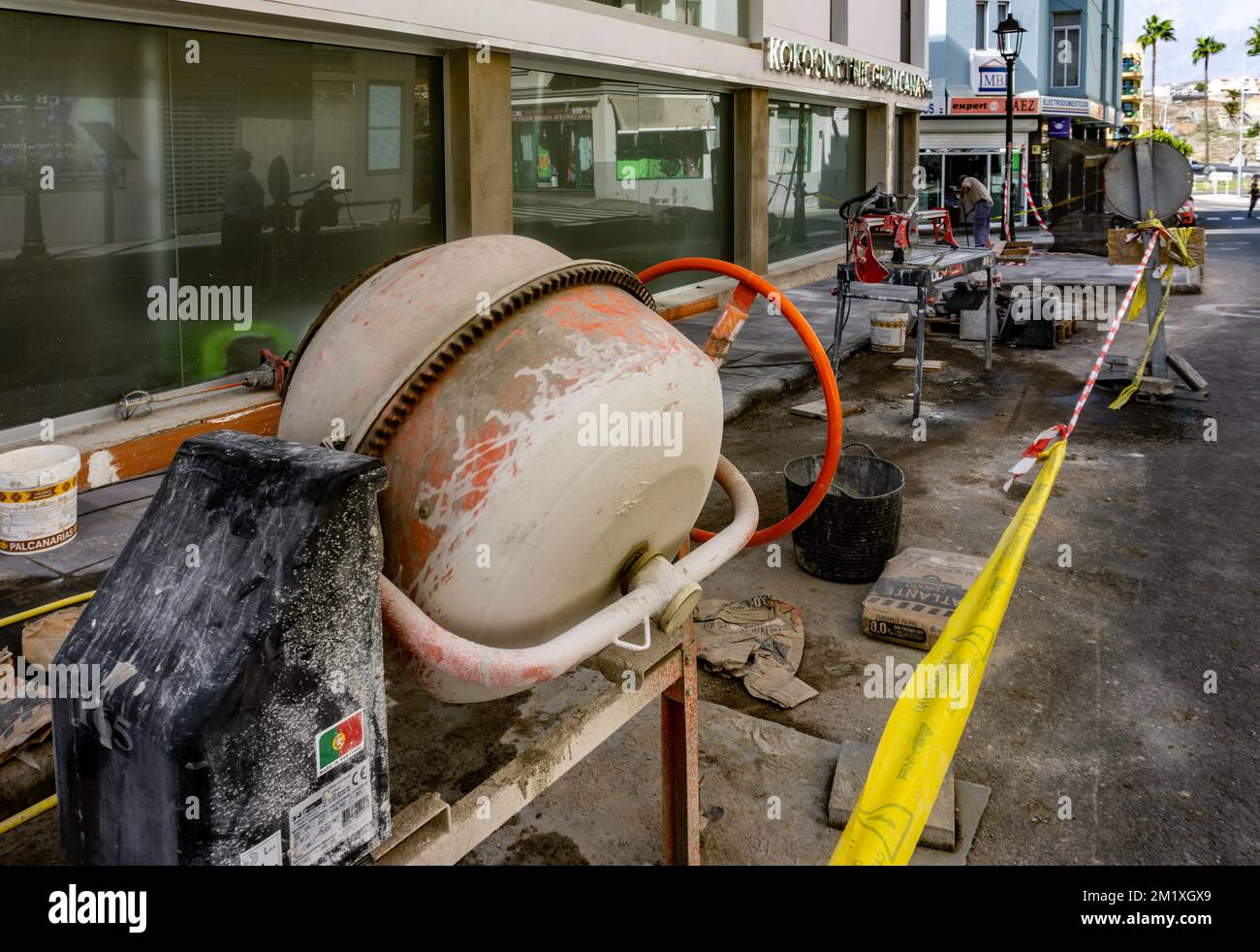 Straßenreparaturen in Arguineguin, Gran Canaria, mit einem Zementmischer und einer Betonsäge bereit. Stockfoto