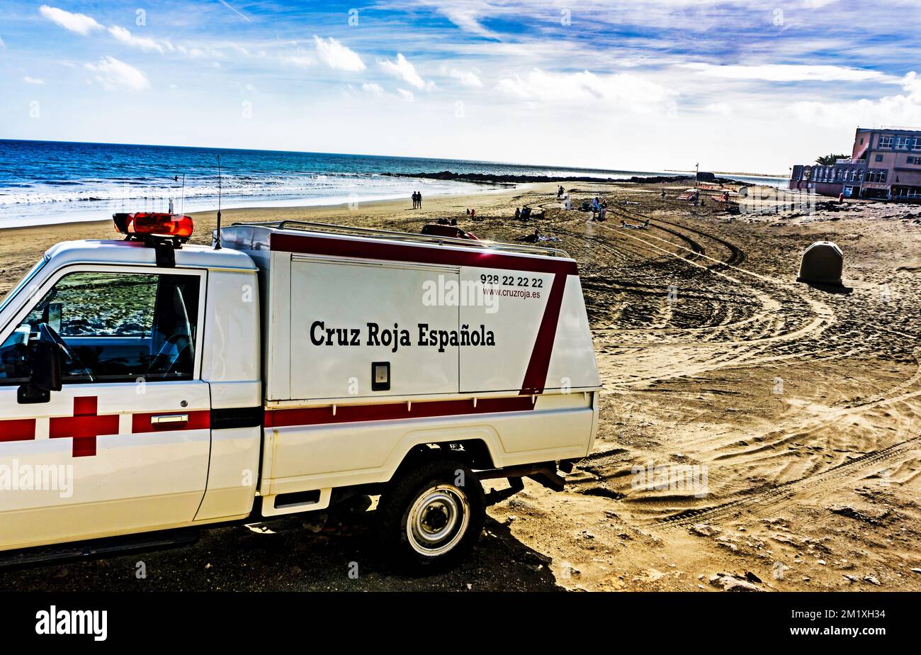 Ein spanischer Minibus vom Roten Kreuz am Strand von Playa de San Augustin auf Gran Canaria. Stockfoto